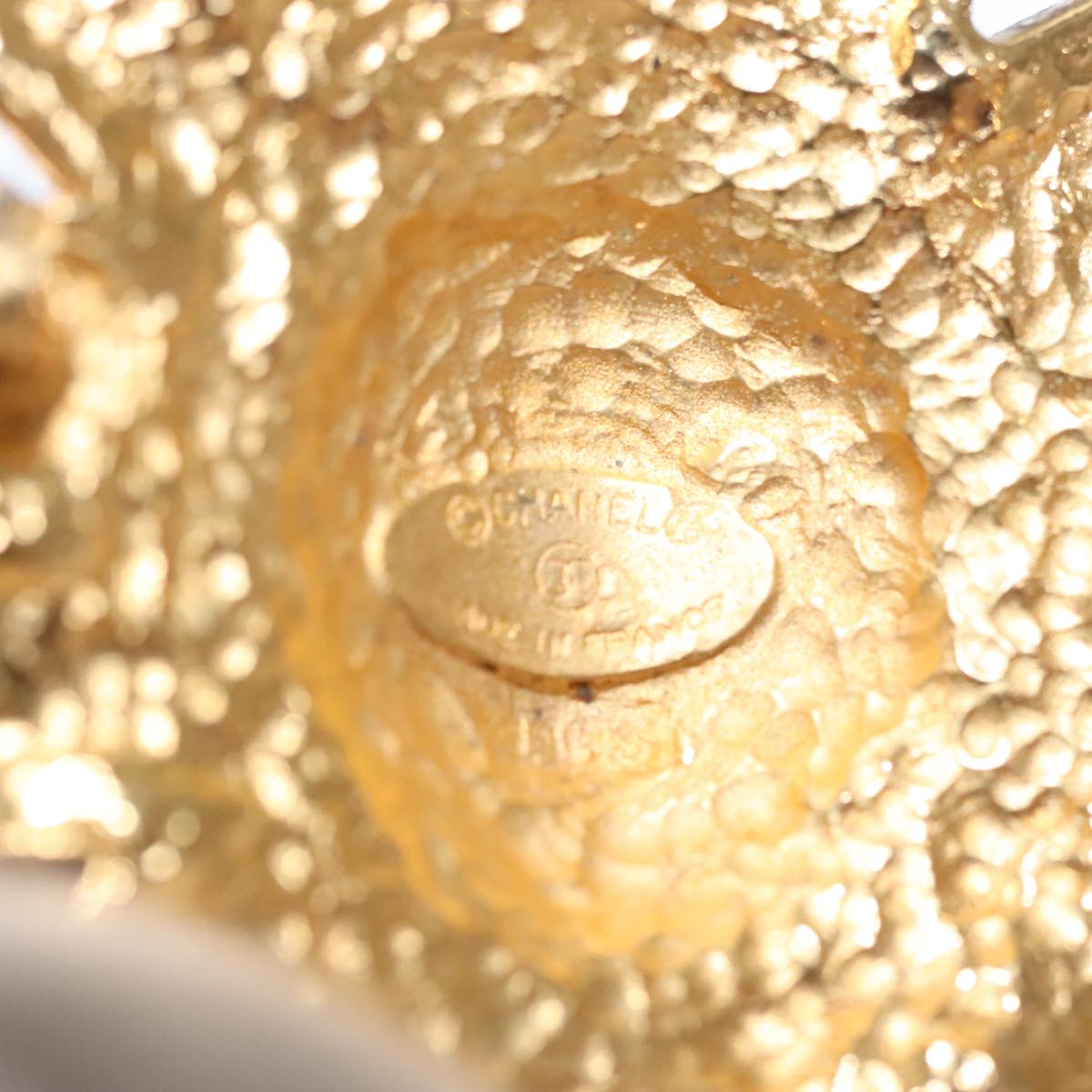 CHANEL Brooch Metal Gold CC 108397