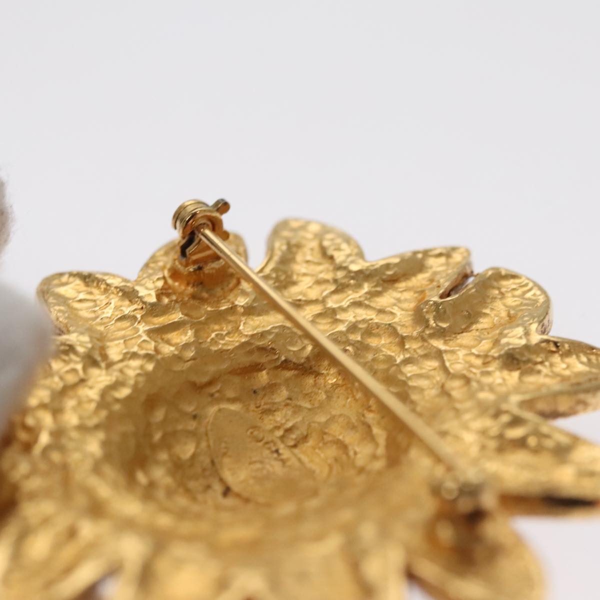 CHANEL Brooch Metal Gold CC 108397
