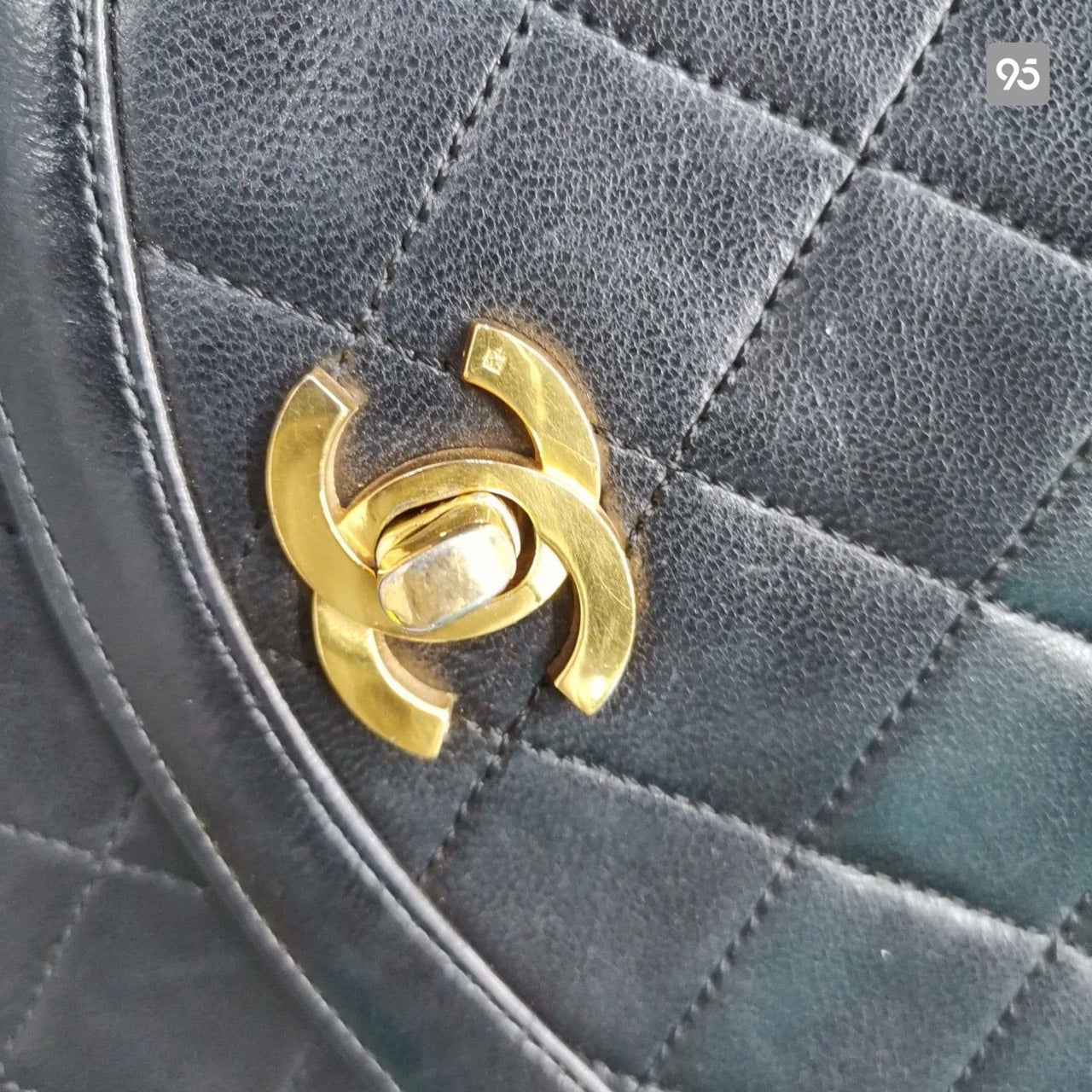 Chanel CC Quilted Leather Flap Bag Leather Shoulder Bag in New Condition