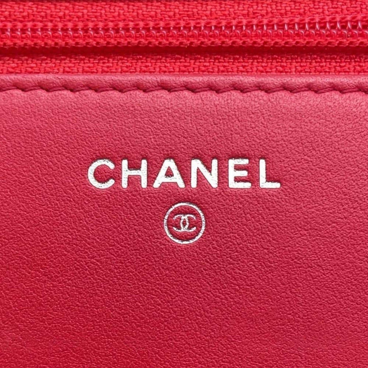 Chanel Sac Boy en cuir caviar rouge