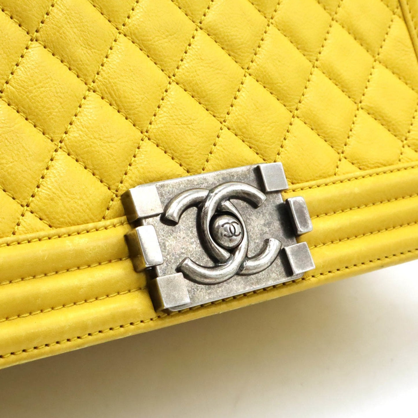 Chanel Sac Boy en cuir jaune