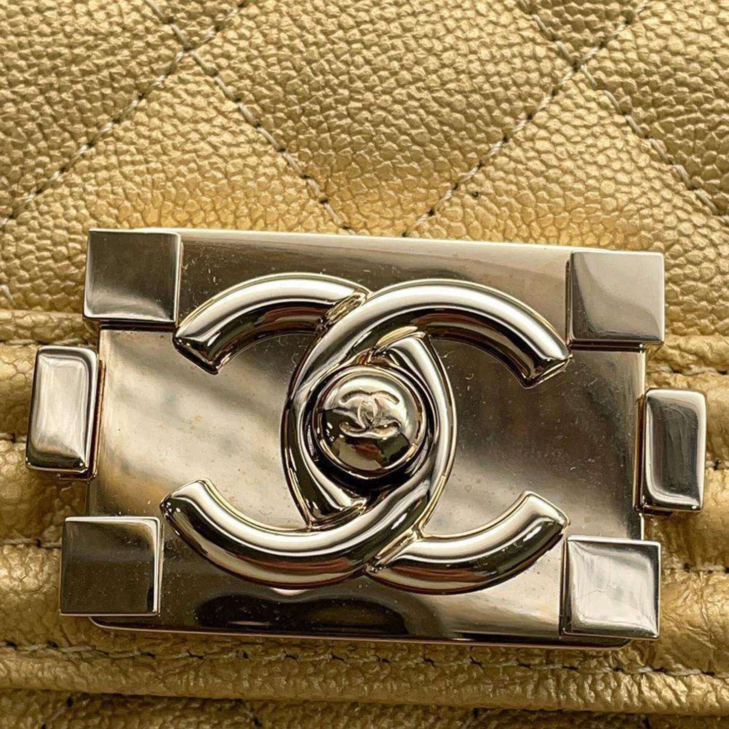 Chanel Sac Boy en cuir caviar jaune