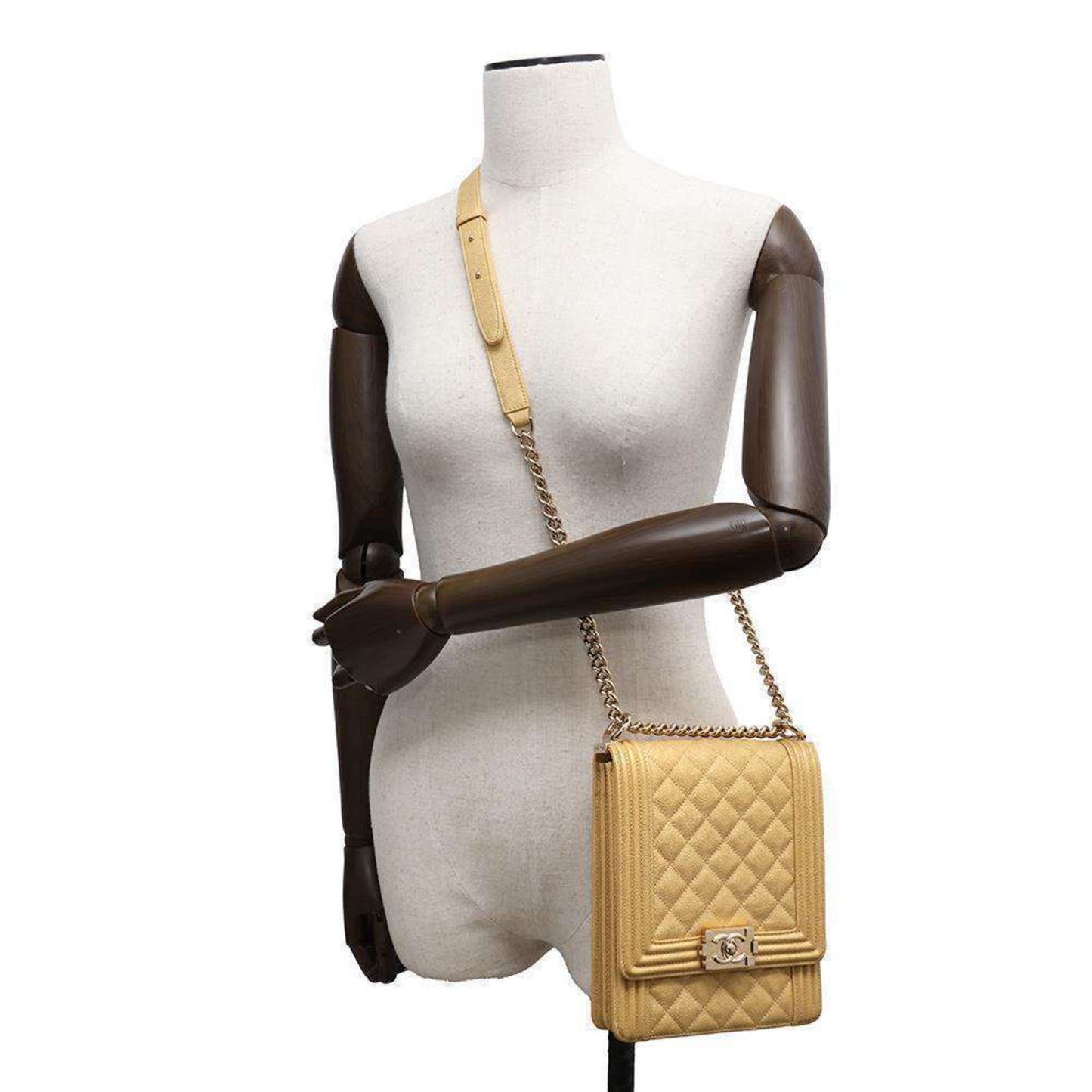 Chanel Sac Boy en cuir caviar jaune