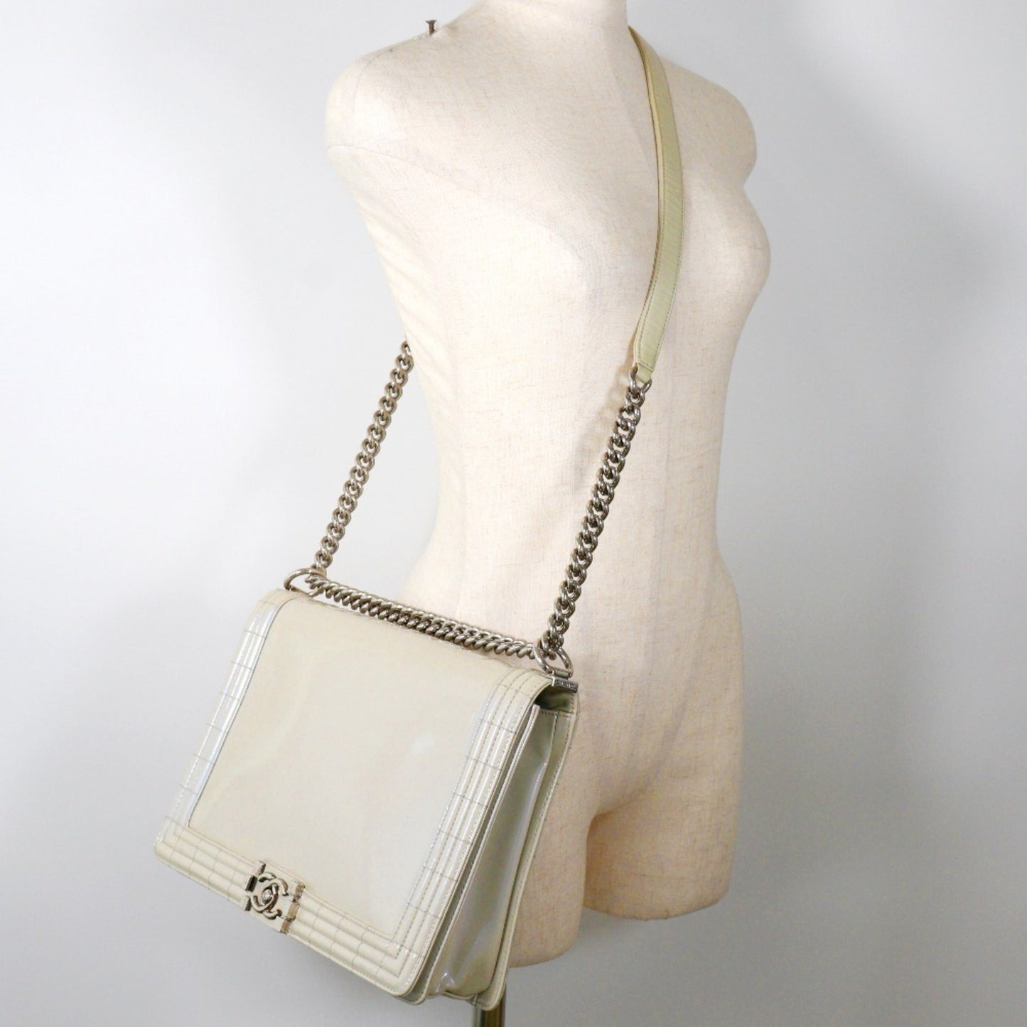 Chanel Sac Boy en cuir blanc