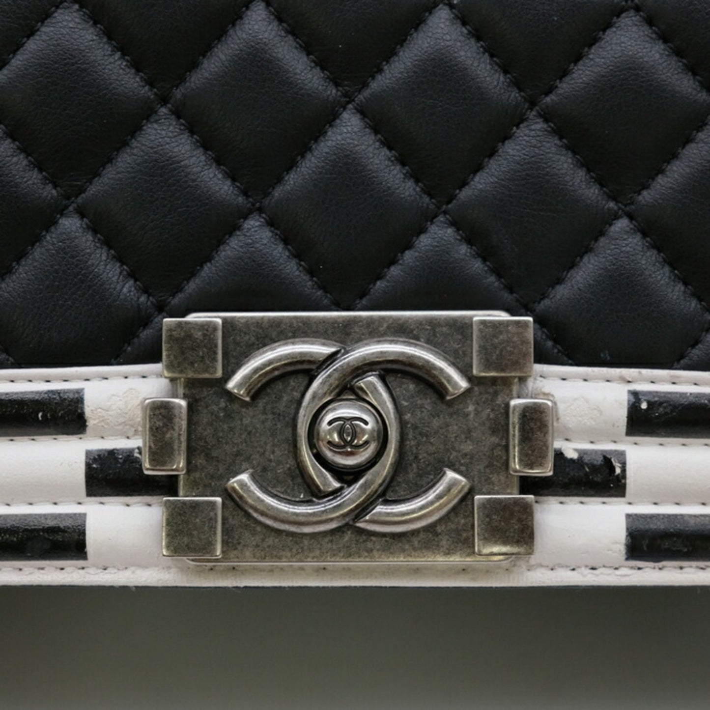 Chanel Sac Boy en cuir noir