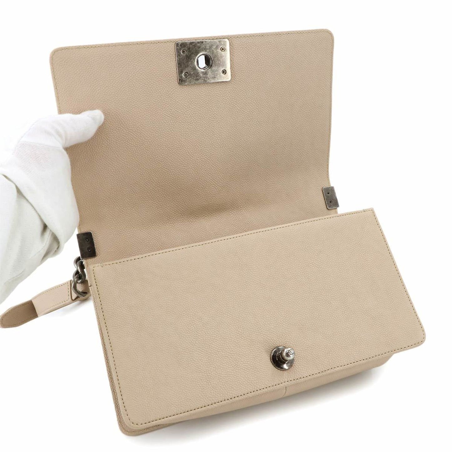 Chanel Sac Boy en cuir caviar beige