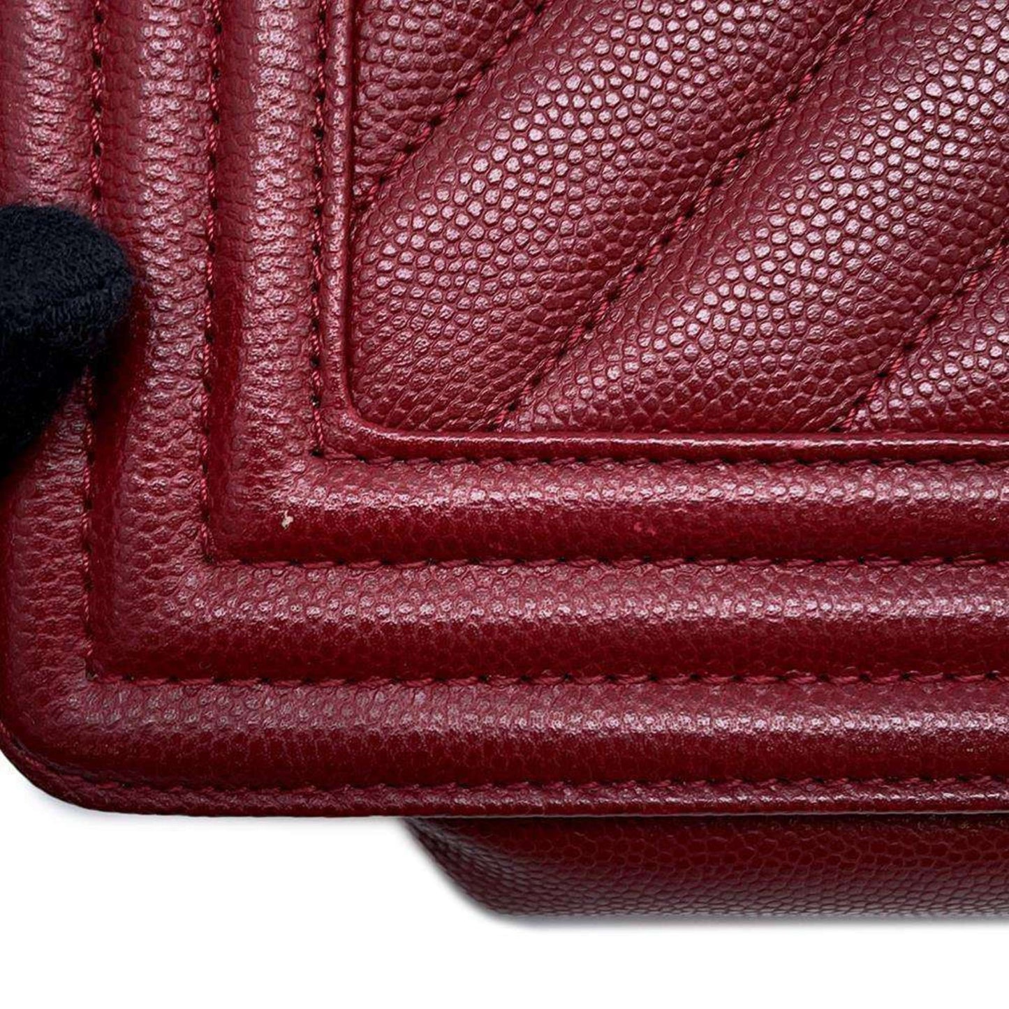 Chanel Sac Boy en cuir caviar rouge