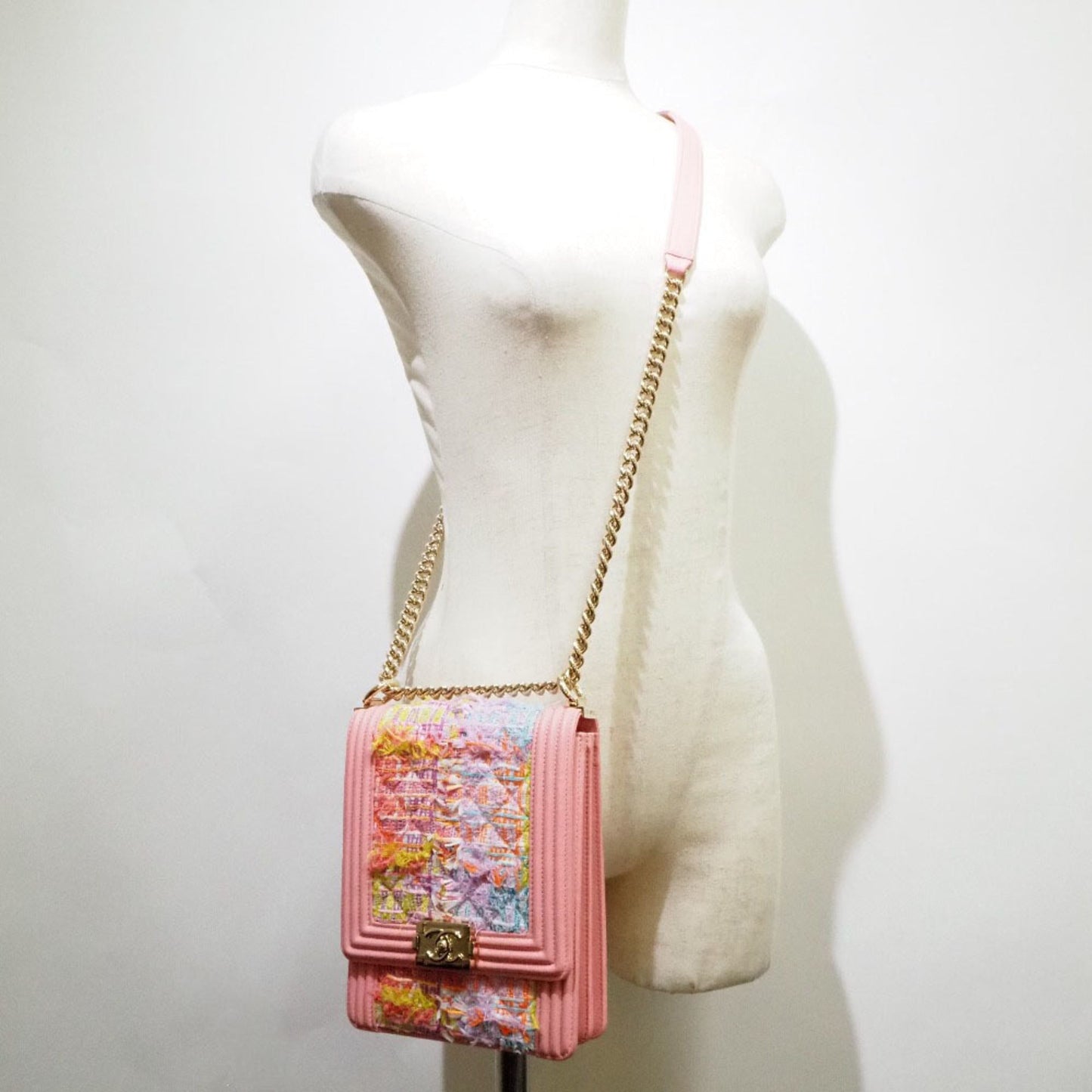 Chanel Sac Boy en tweed rose