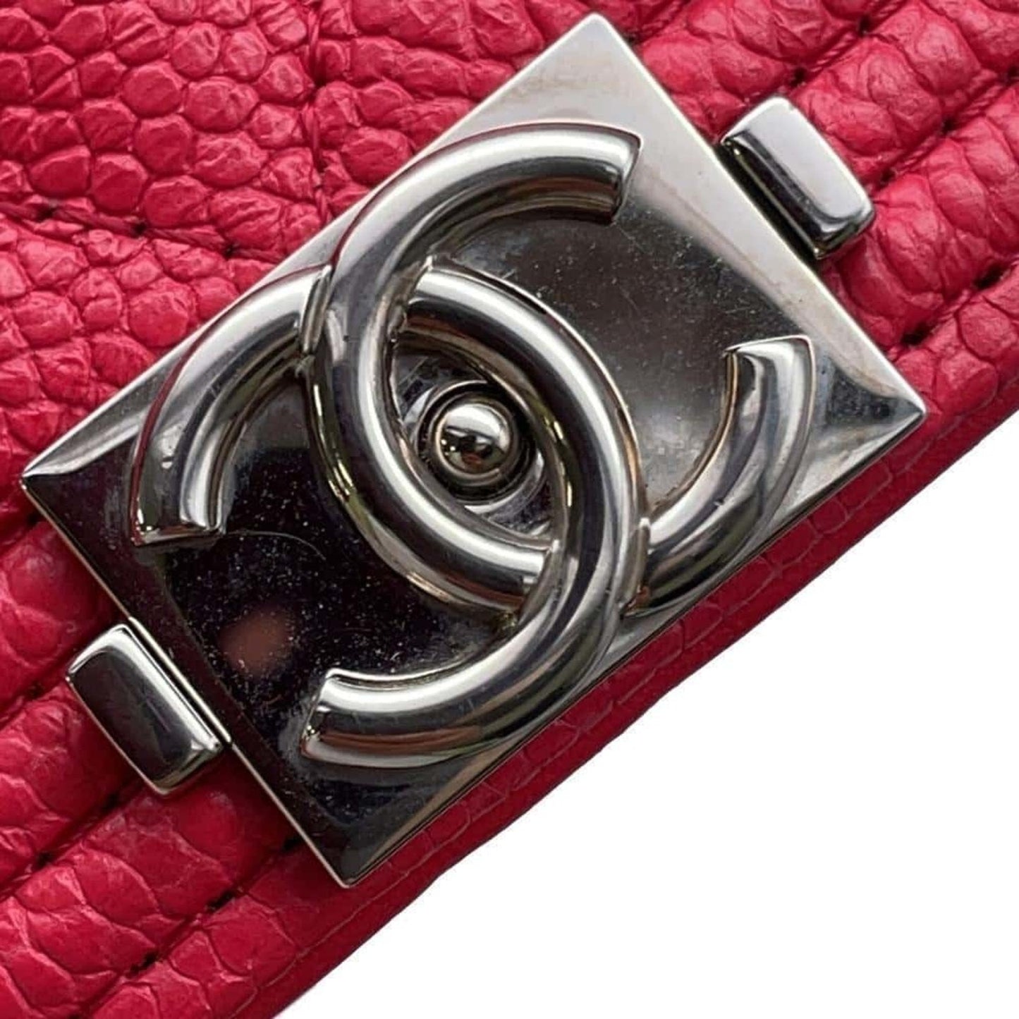 Chanel Sac Boy en cuir caviar rouge