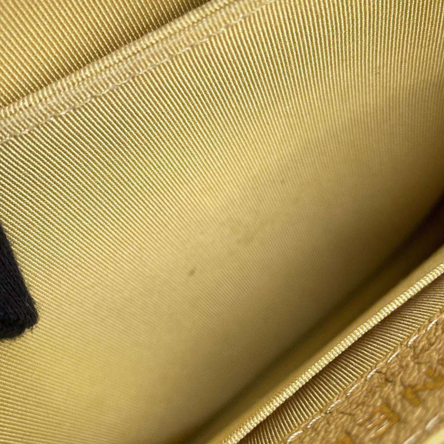 Chanel Sac Boy en cuir caviar jaune