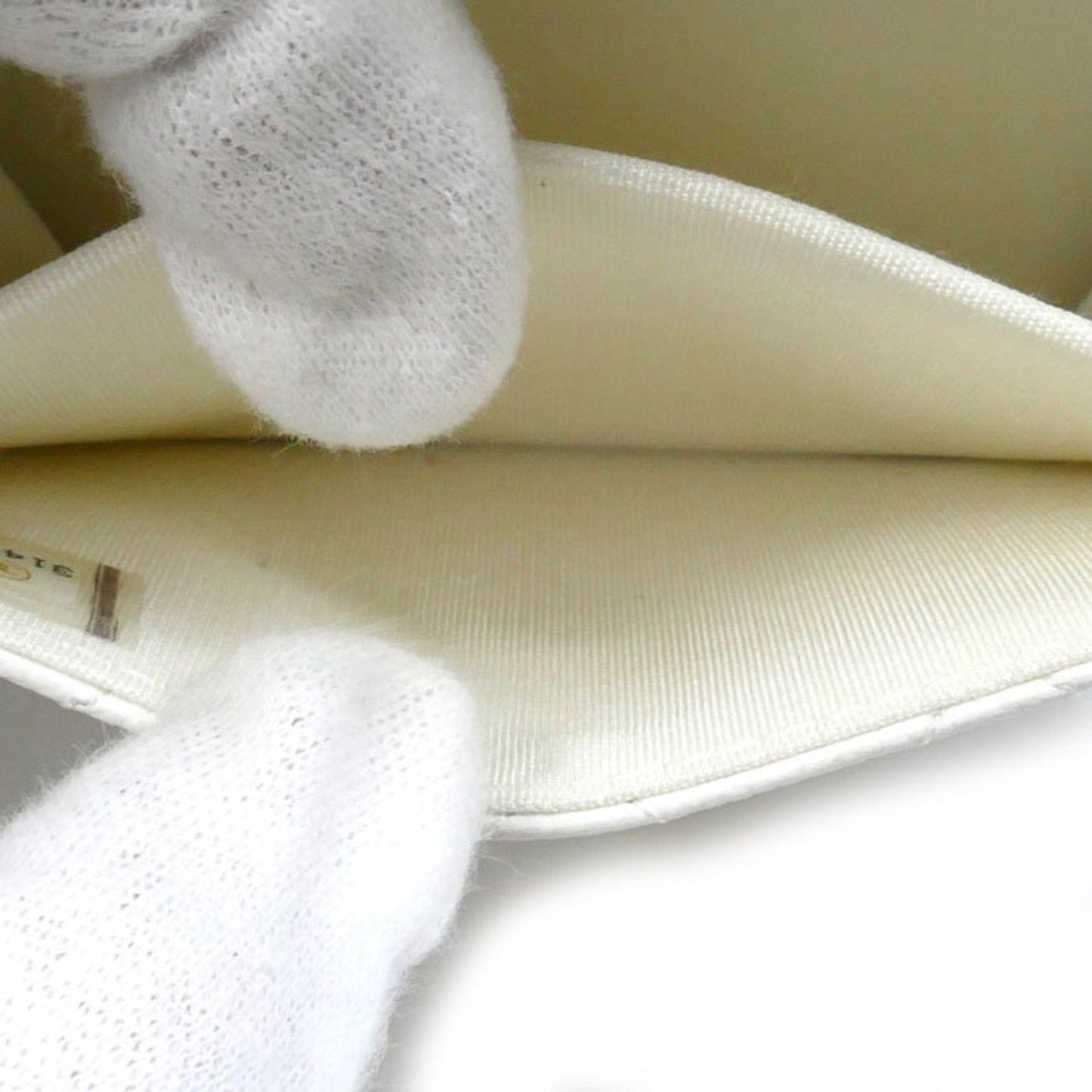 Chanel Sac Boy en cuir caviar blanc