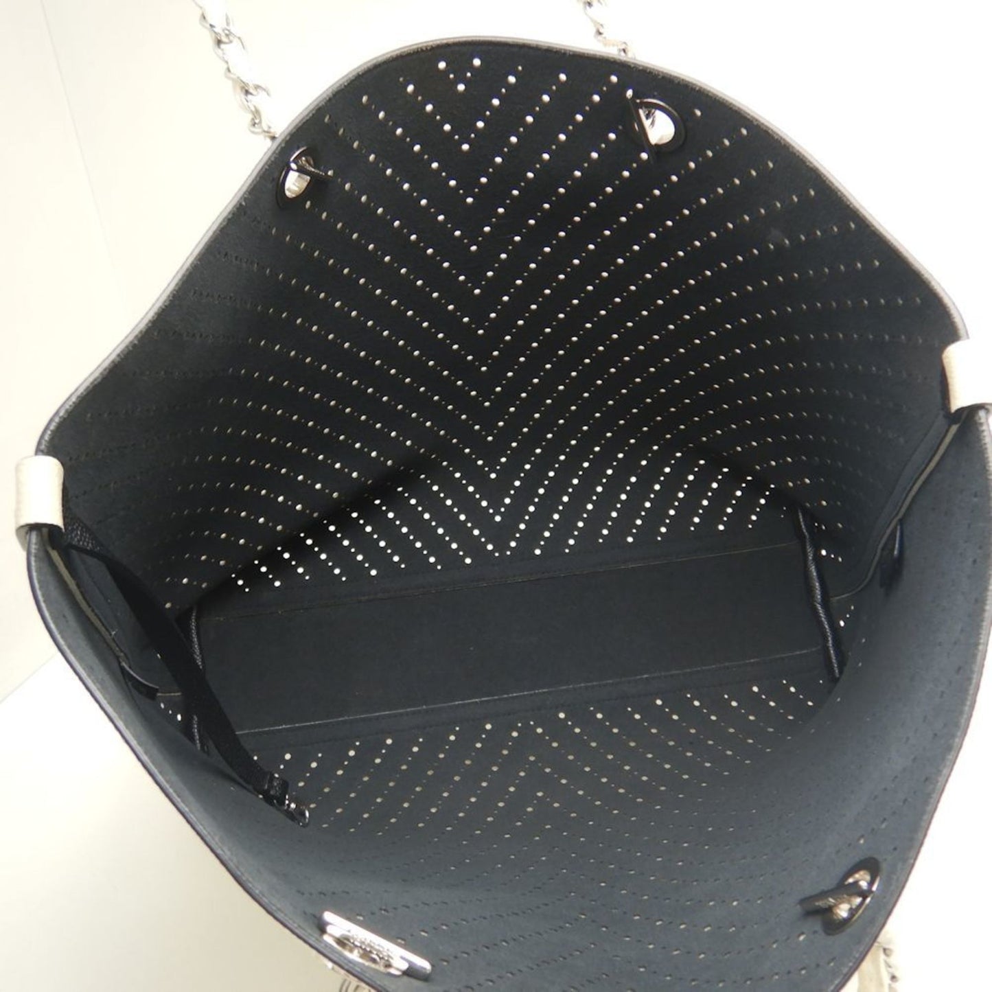 Chanel Sac Chain Tote en cuir caviar gris