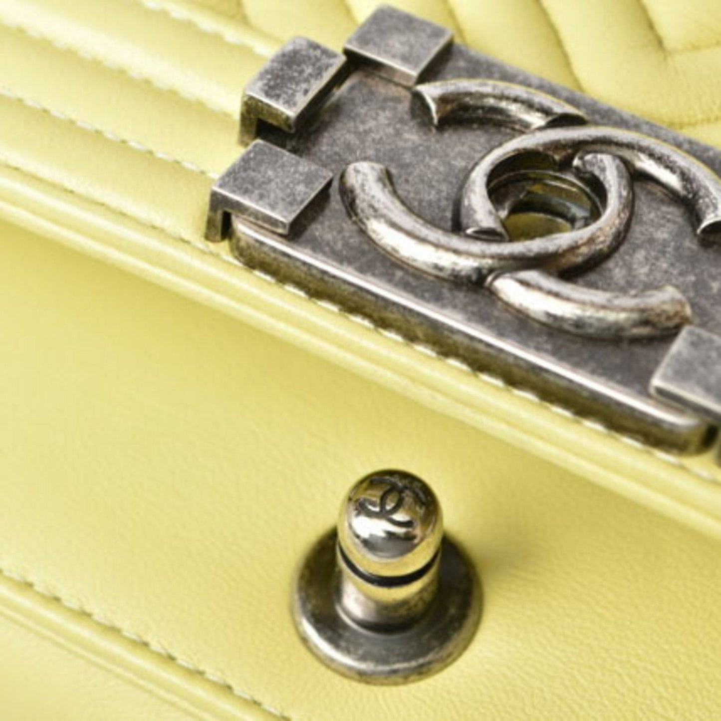 Chanel Sac Boy en cuir jaune
