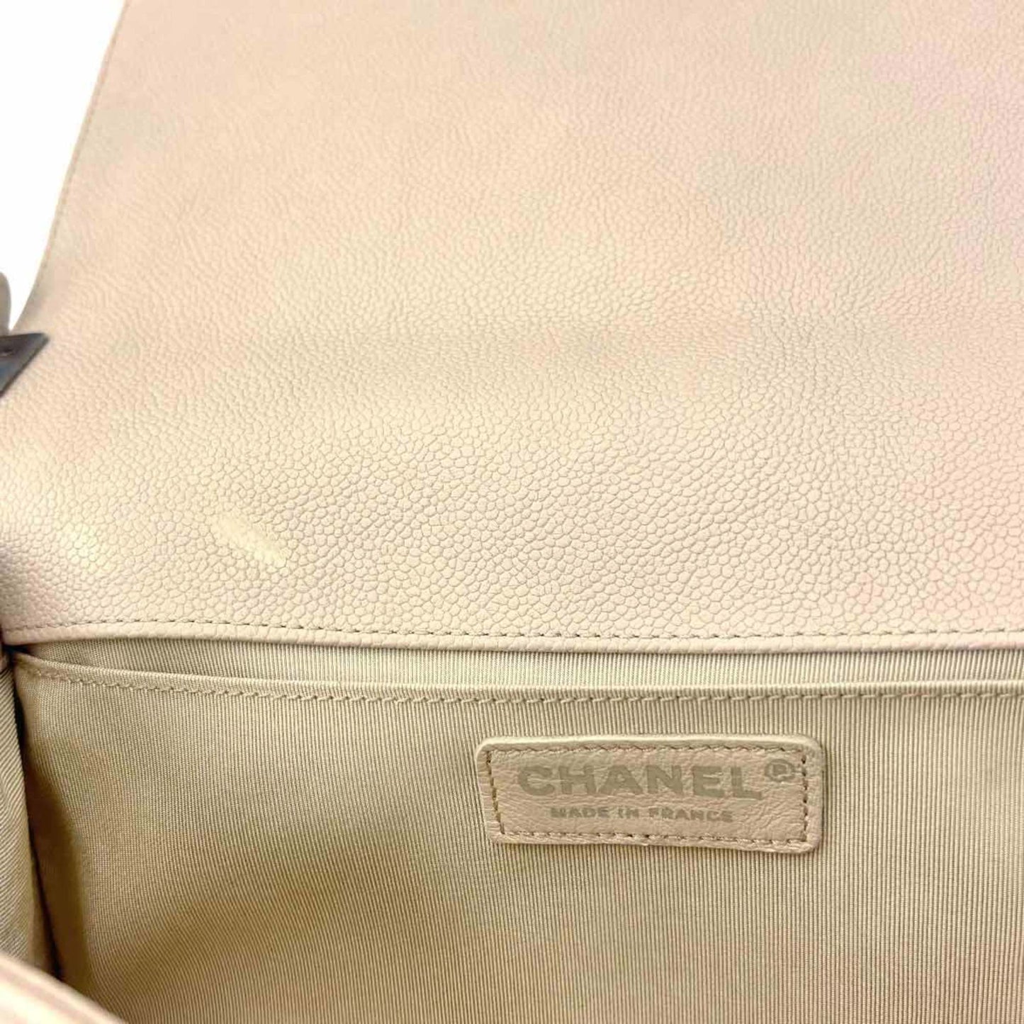 Chanel Sac Boy en cuir caviar beige