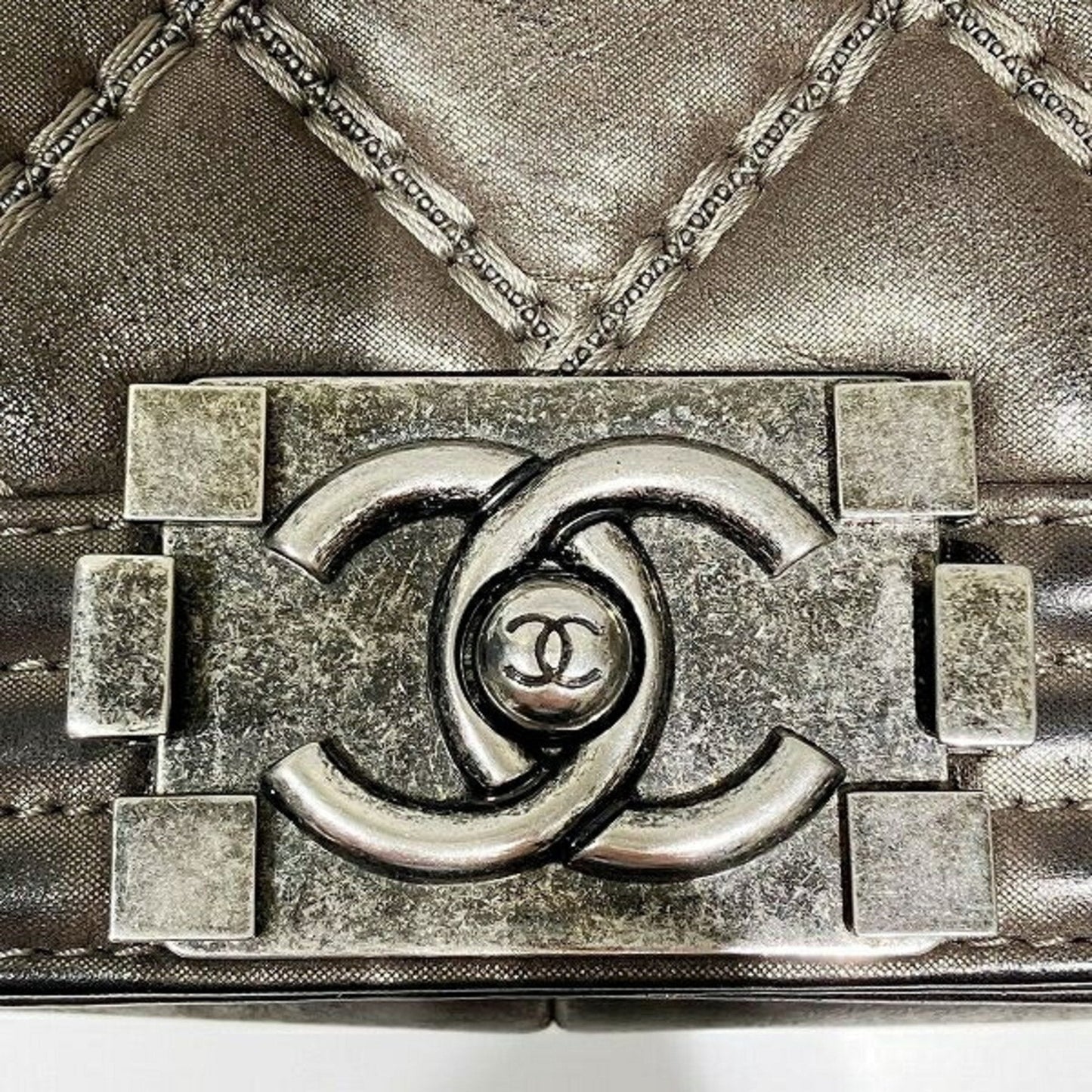 Chanel Sac Boy en cuir dor
