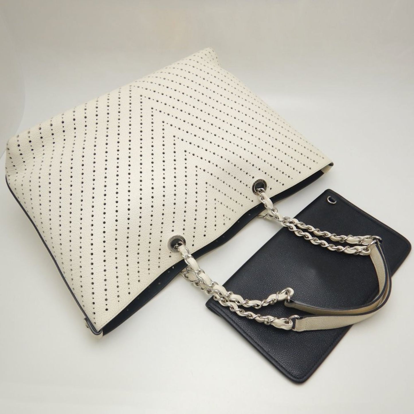 Chanel Sac Chain Tote en cuir caviar gris