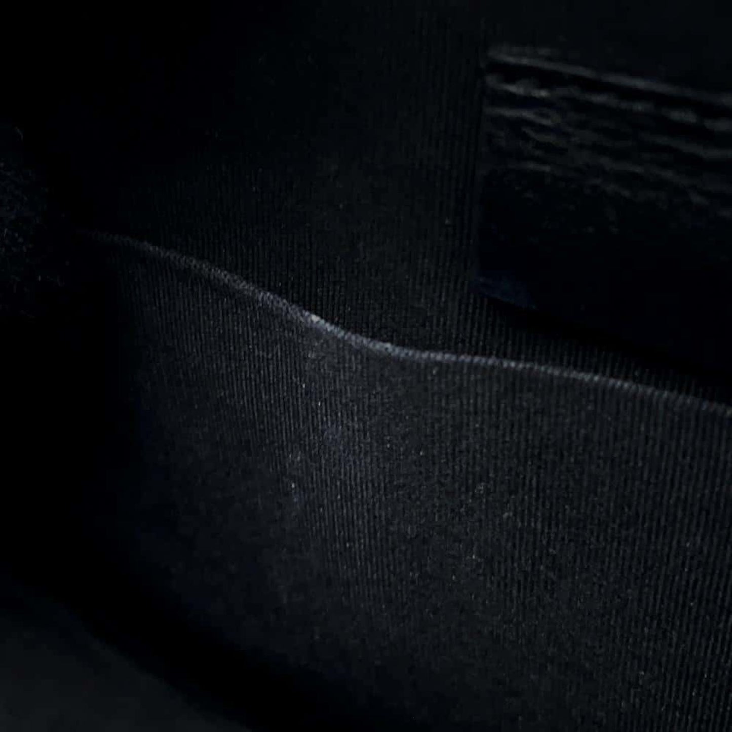 Chanel Sac Filigree en cuir caviar noir