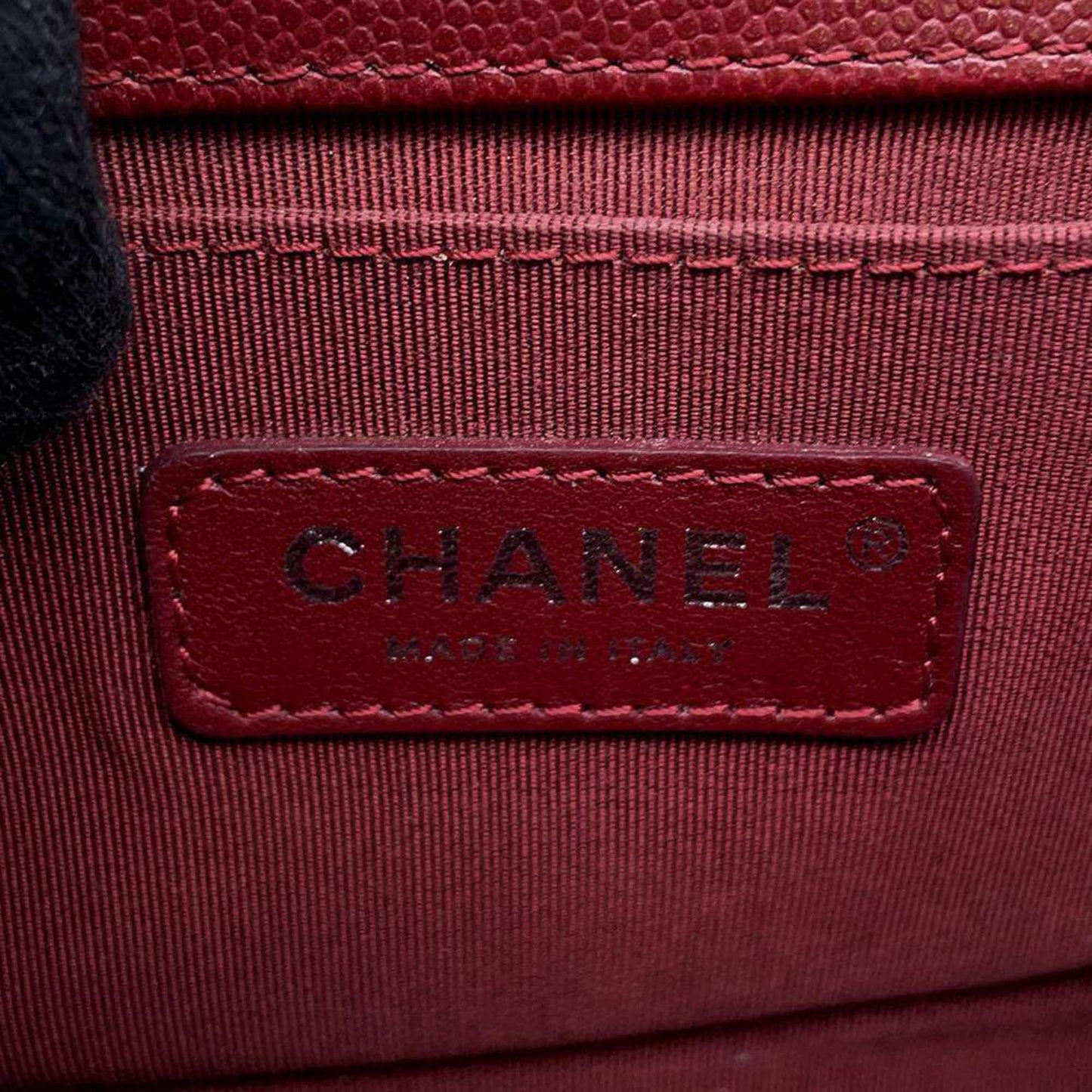 Chanel Sac Boy en cuir caviar rouge