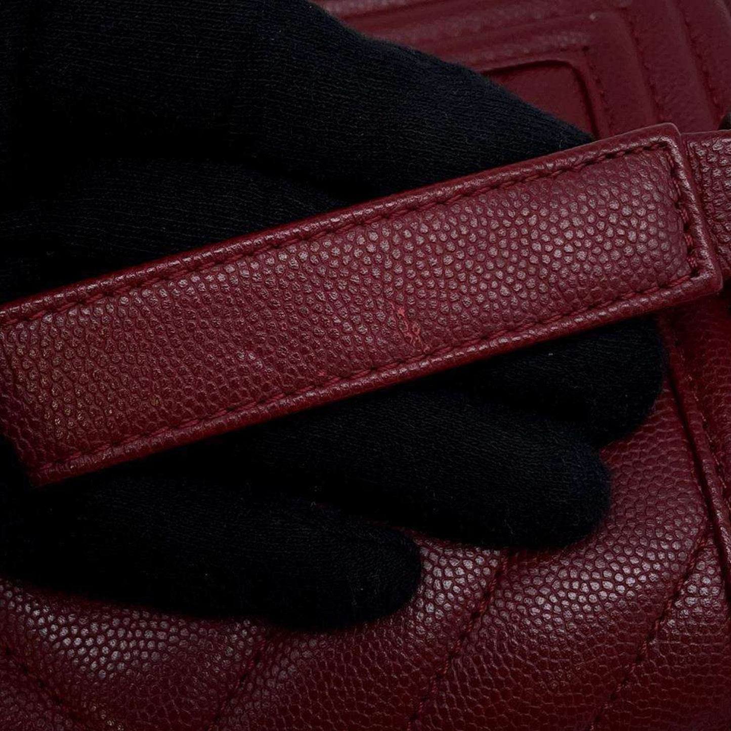 Chanel Sac Boy en cuir caviar rouge