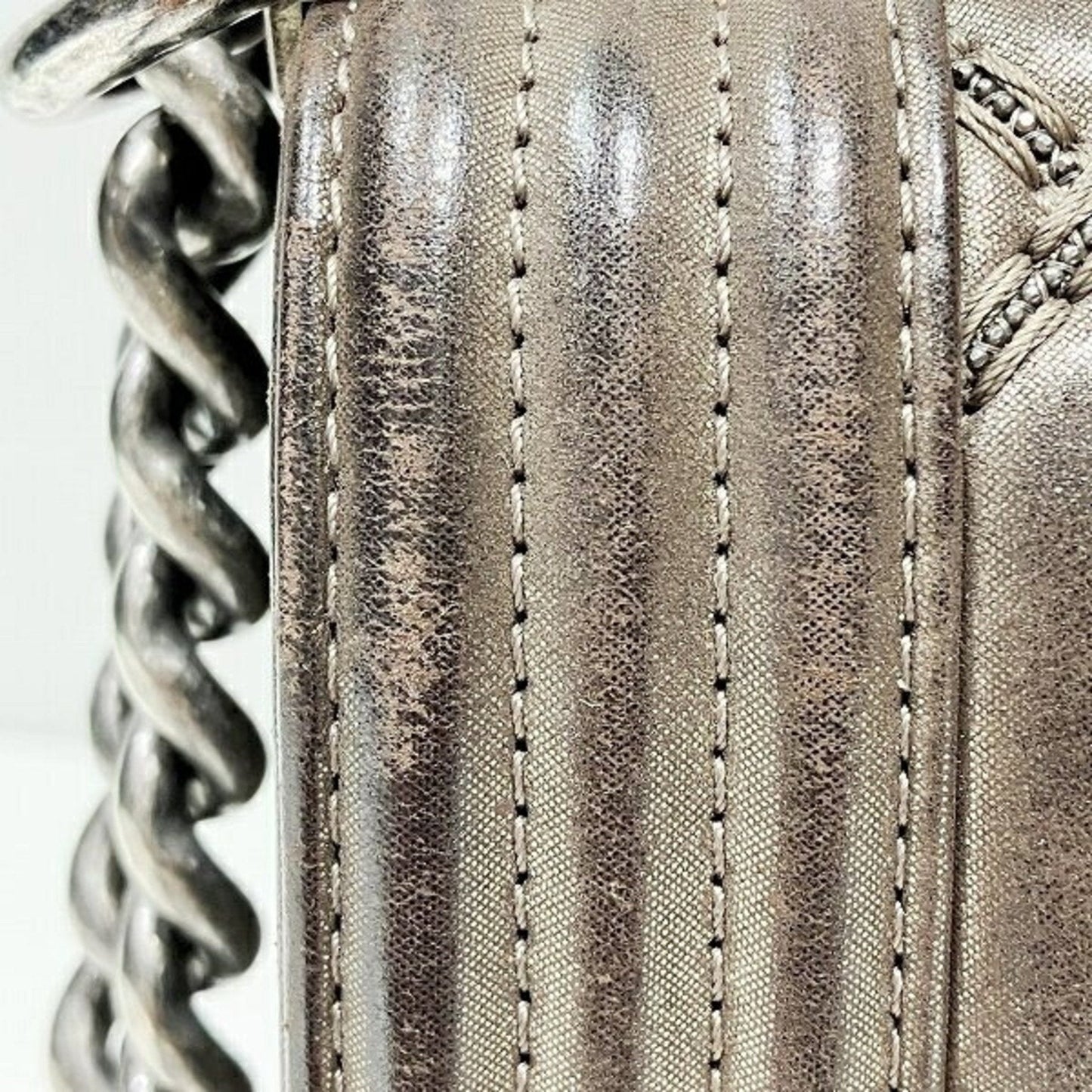 Chanel Sac Boy en cuir dor