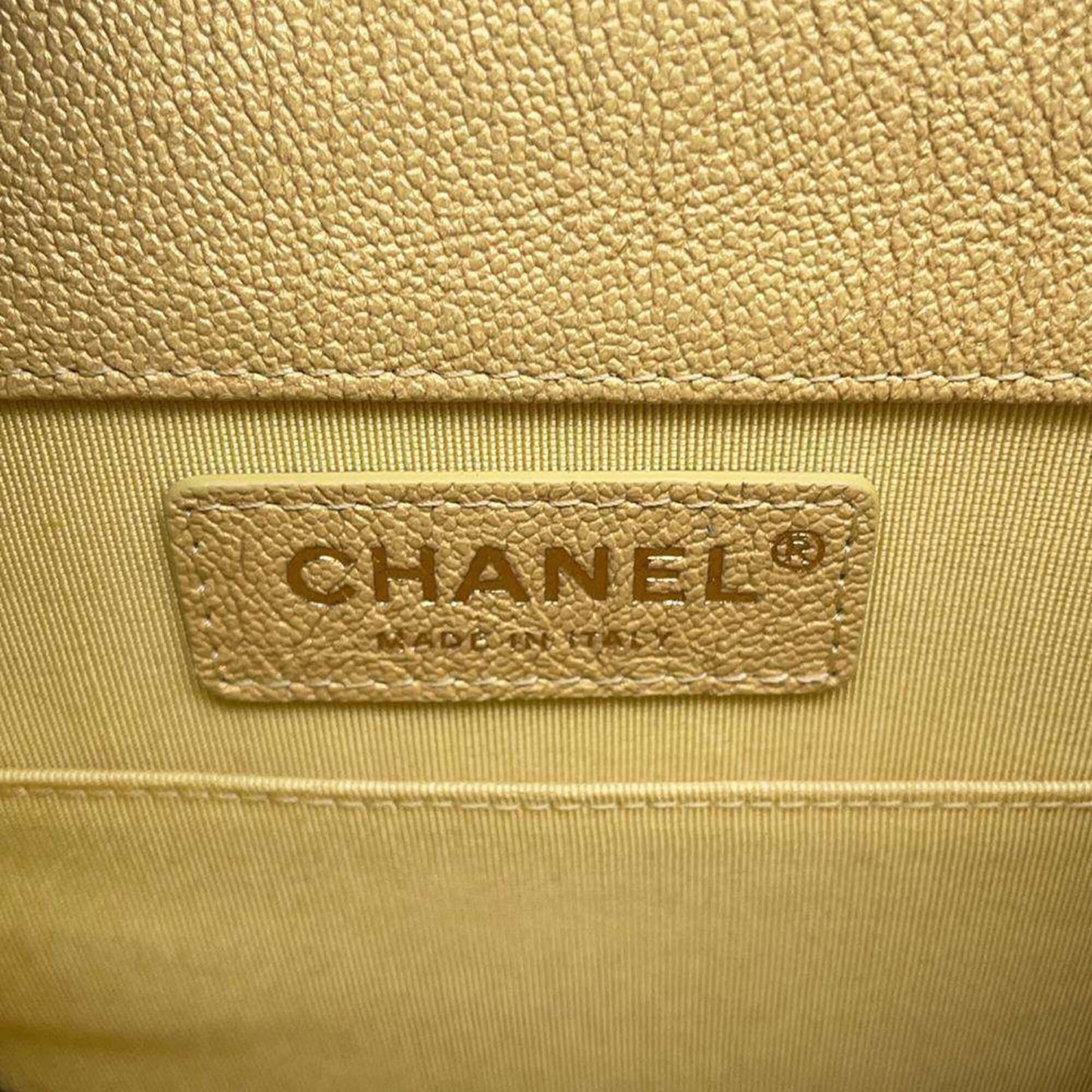 Chanel Sac Boy en cuir caviar jaune