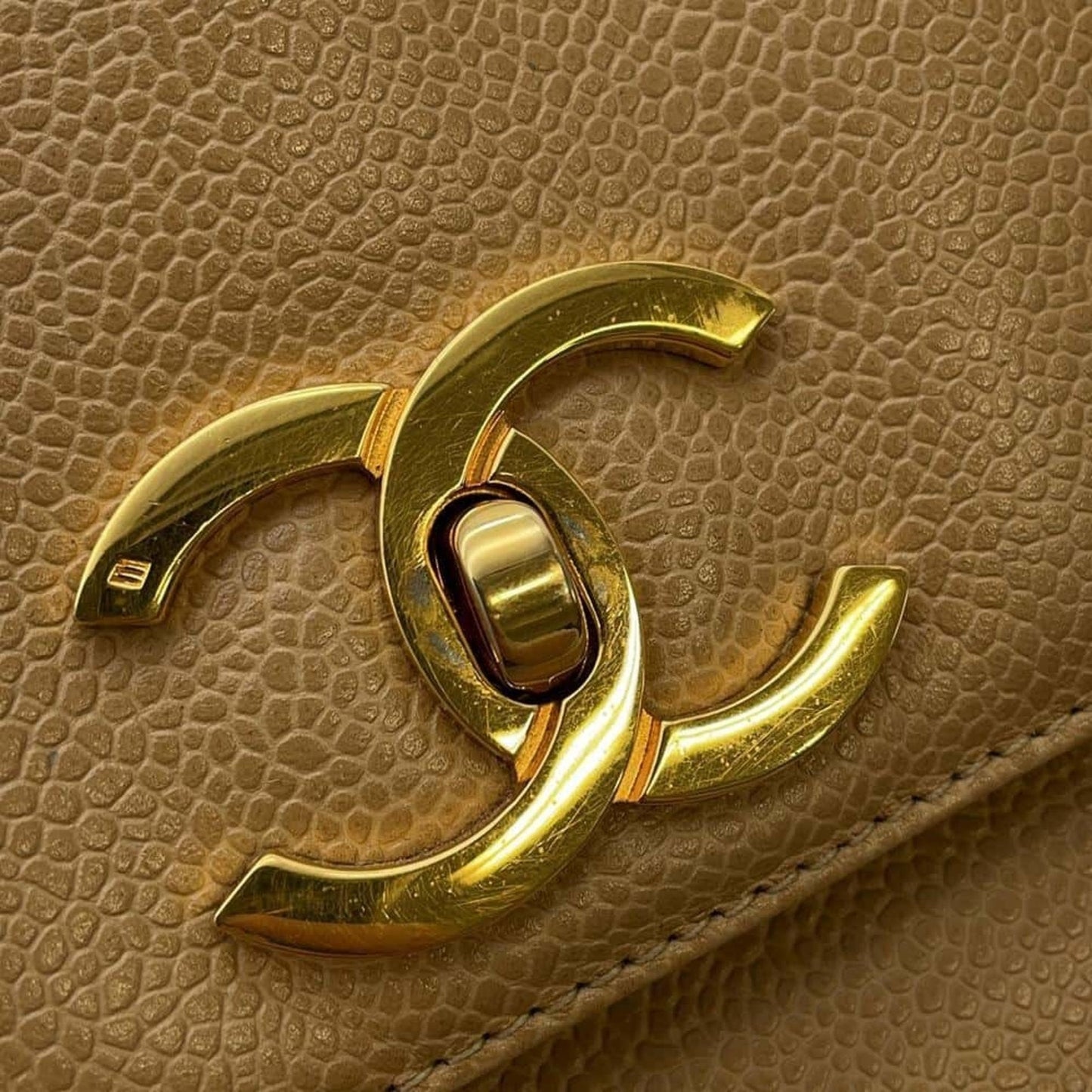 Chanel Sac Chain Tote en cuir caviar beige