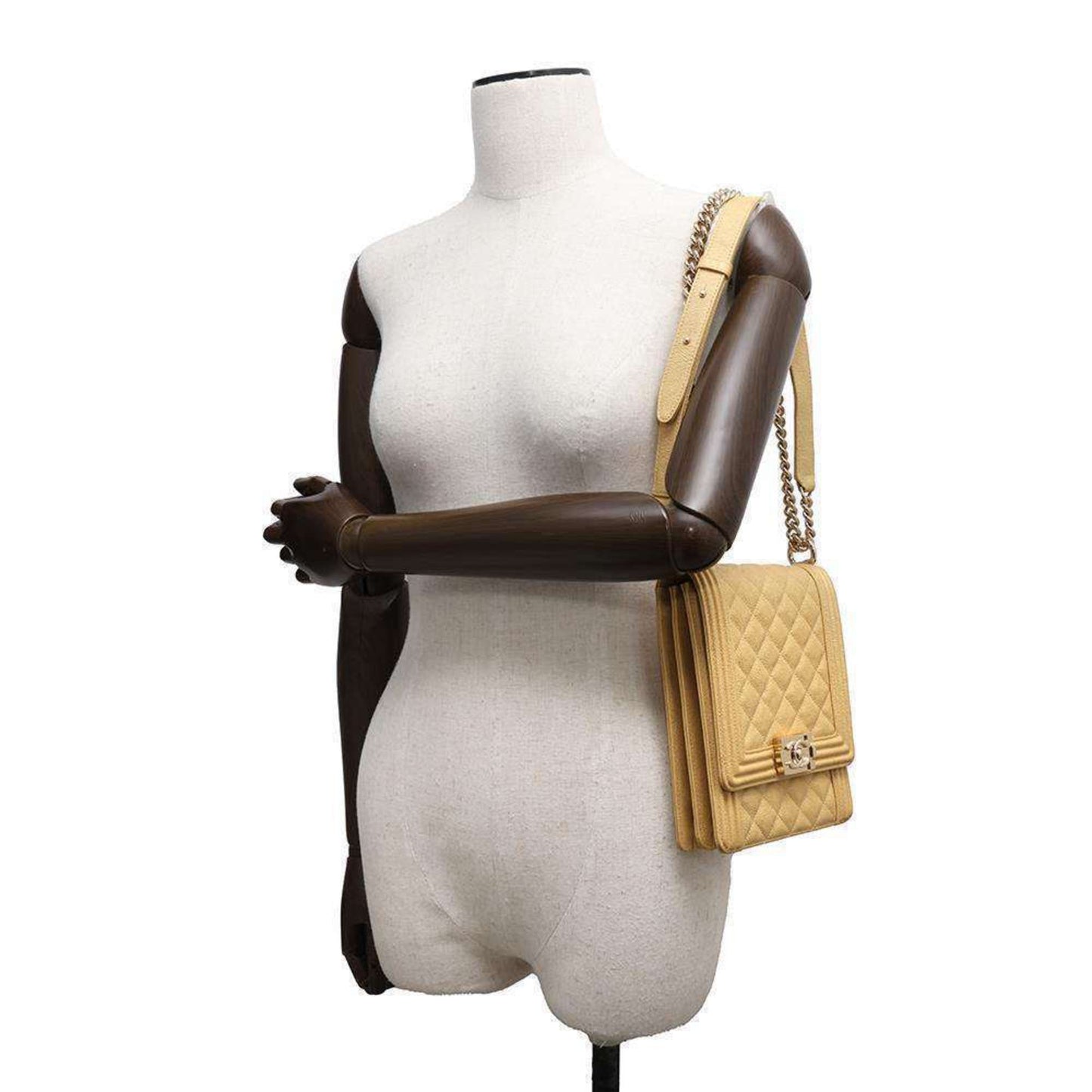 Chanel Sac Boy en cuir caviar jaune