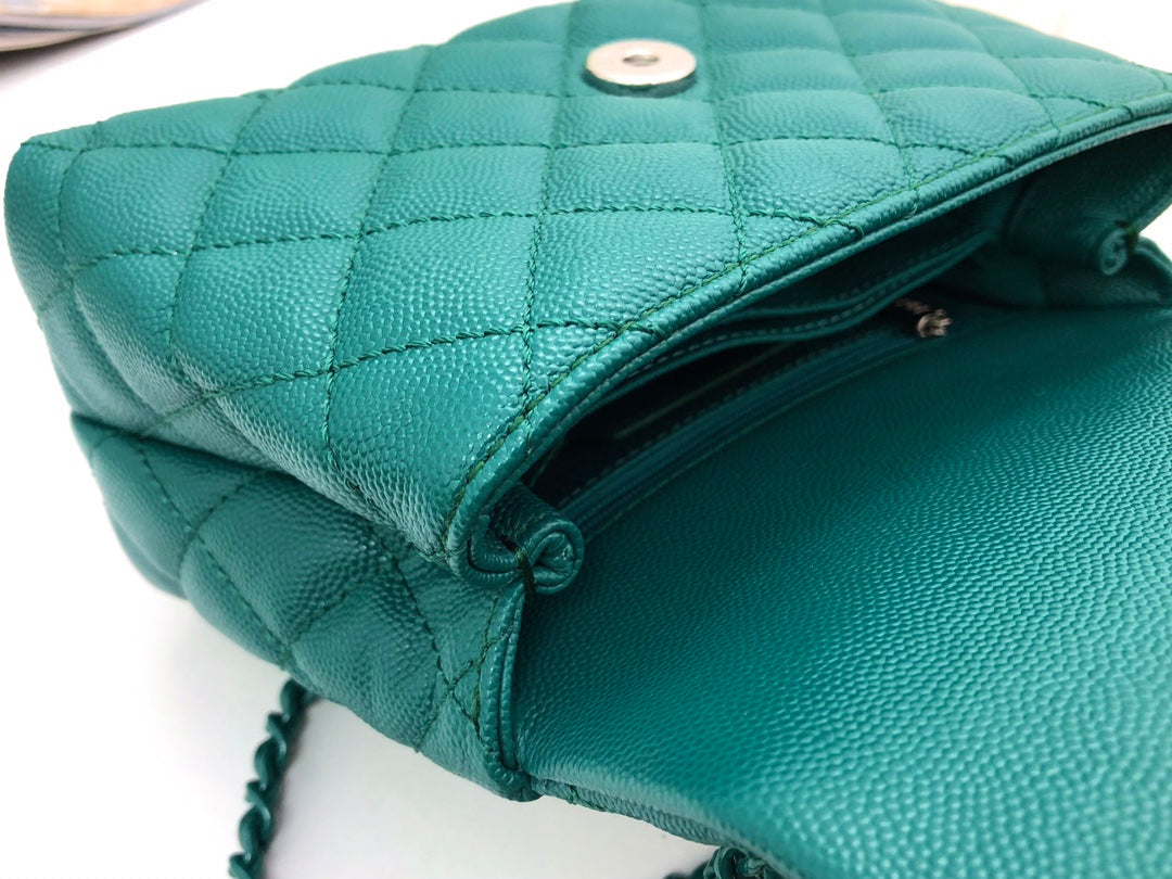 CHANEL Coco Hanle Mini 19cm Emerald Green Grained Calfskin Gold Hardware