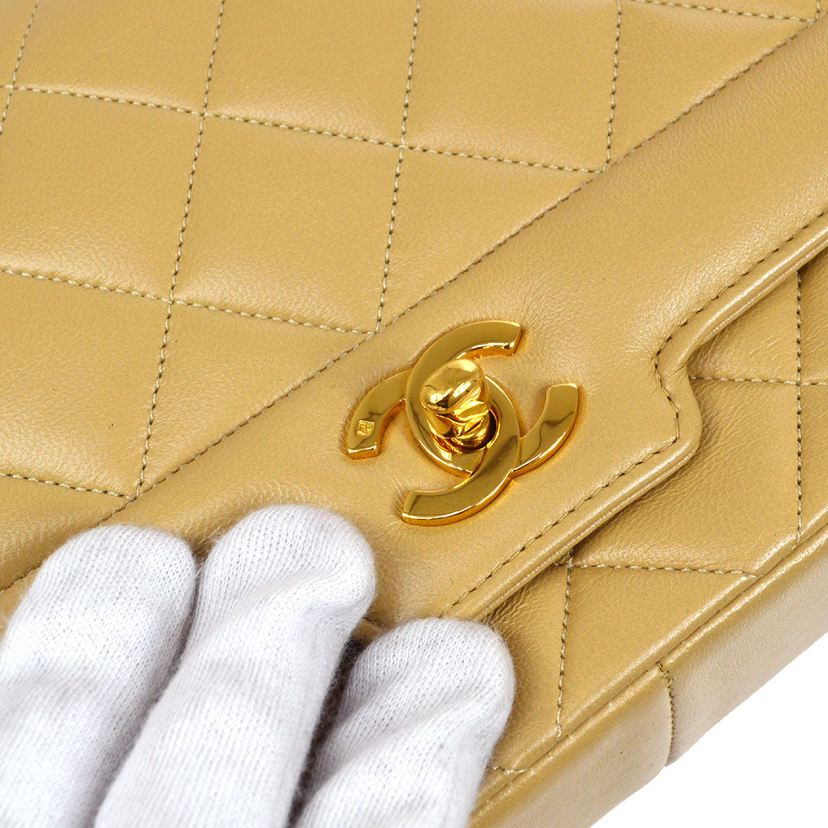 CHANEL 1986-1988 Beige Lambskin Border Flap Medium