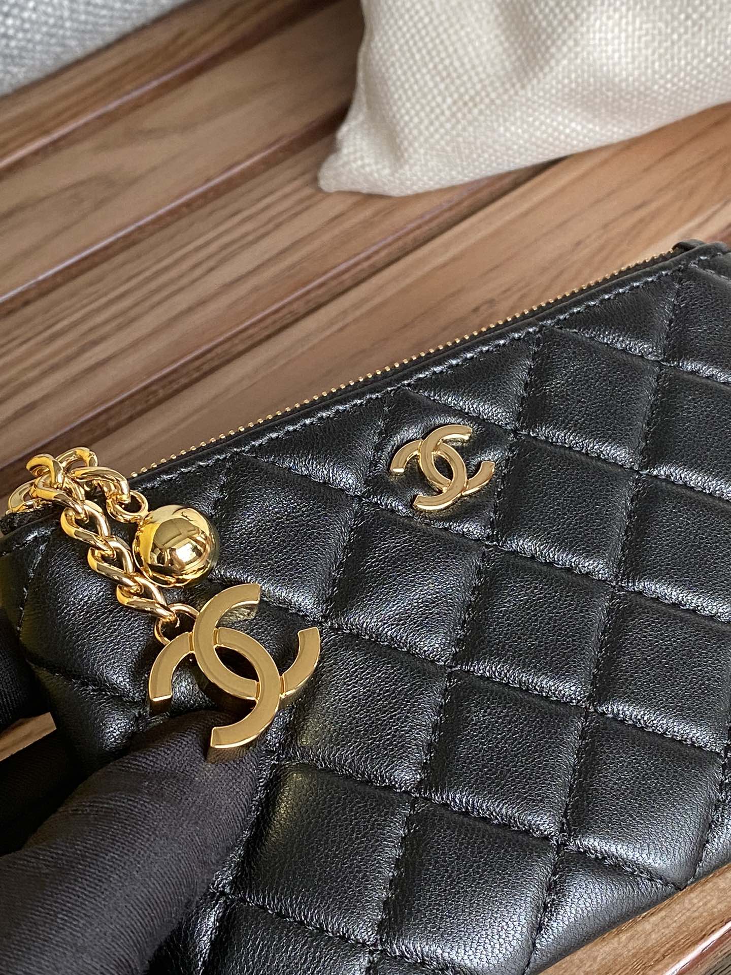 CHANEL zipped wallet 14cm black lambskin gold hardware
