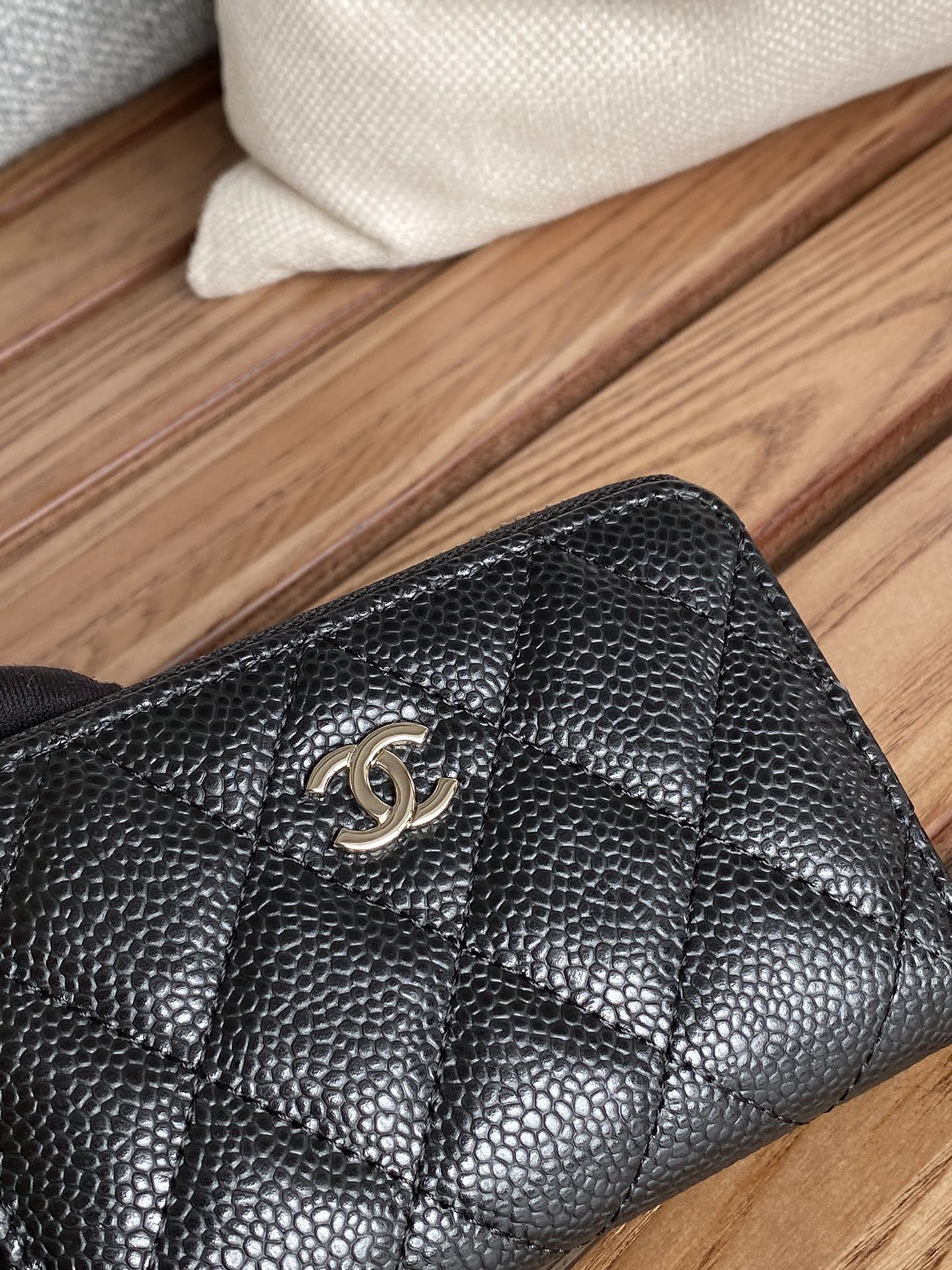CHANEL zipped wallet 7.5cm black caviar silver hardware