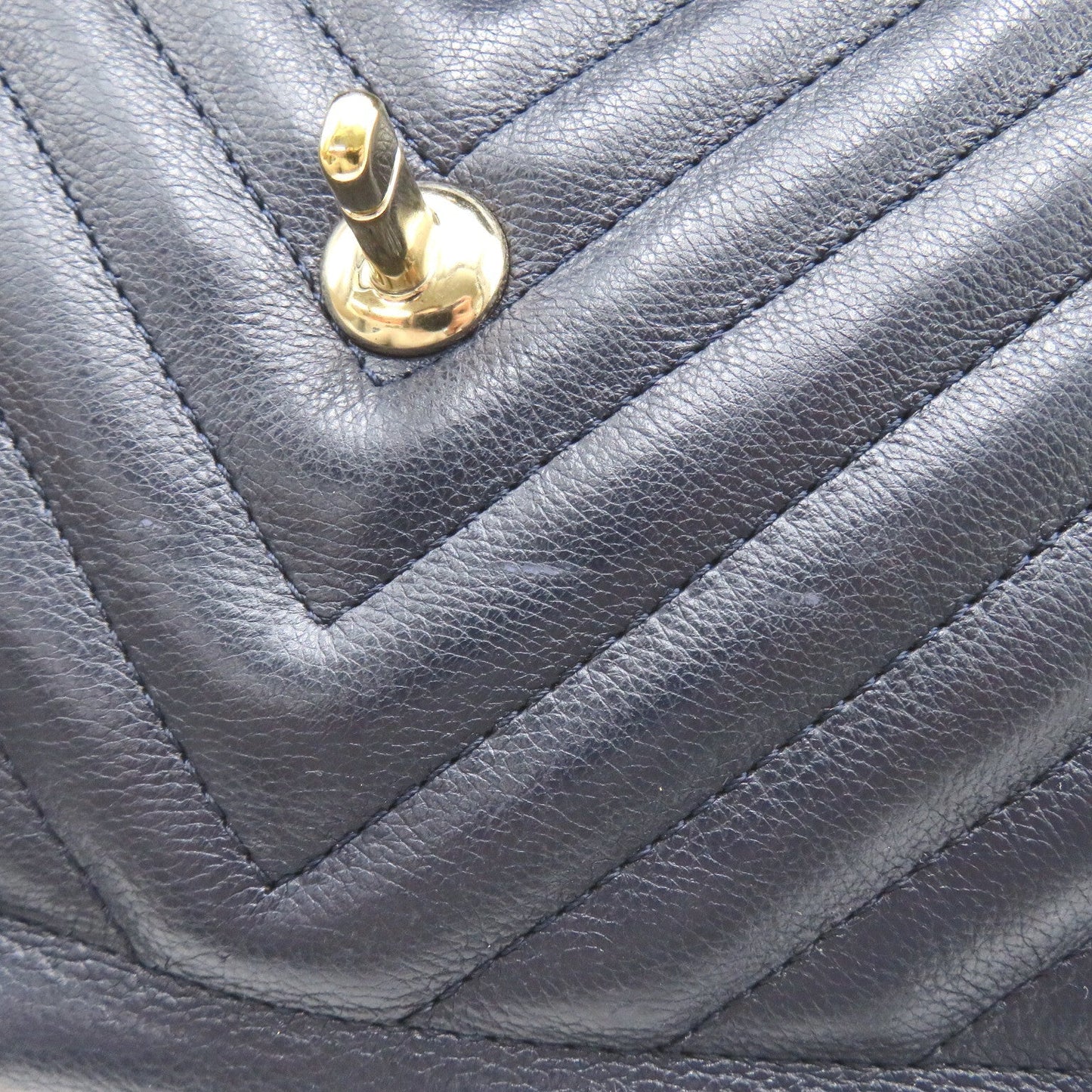 Chanel CC Chevron Flap Messenger Bag Leather Shoulder Bag in New Condition