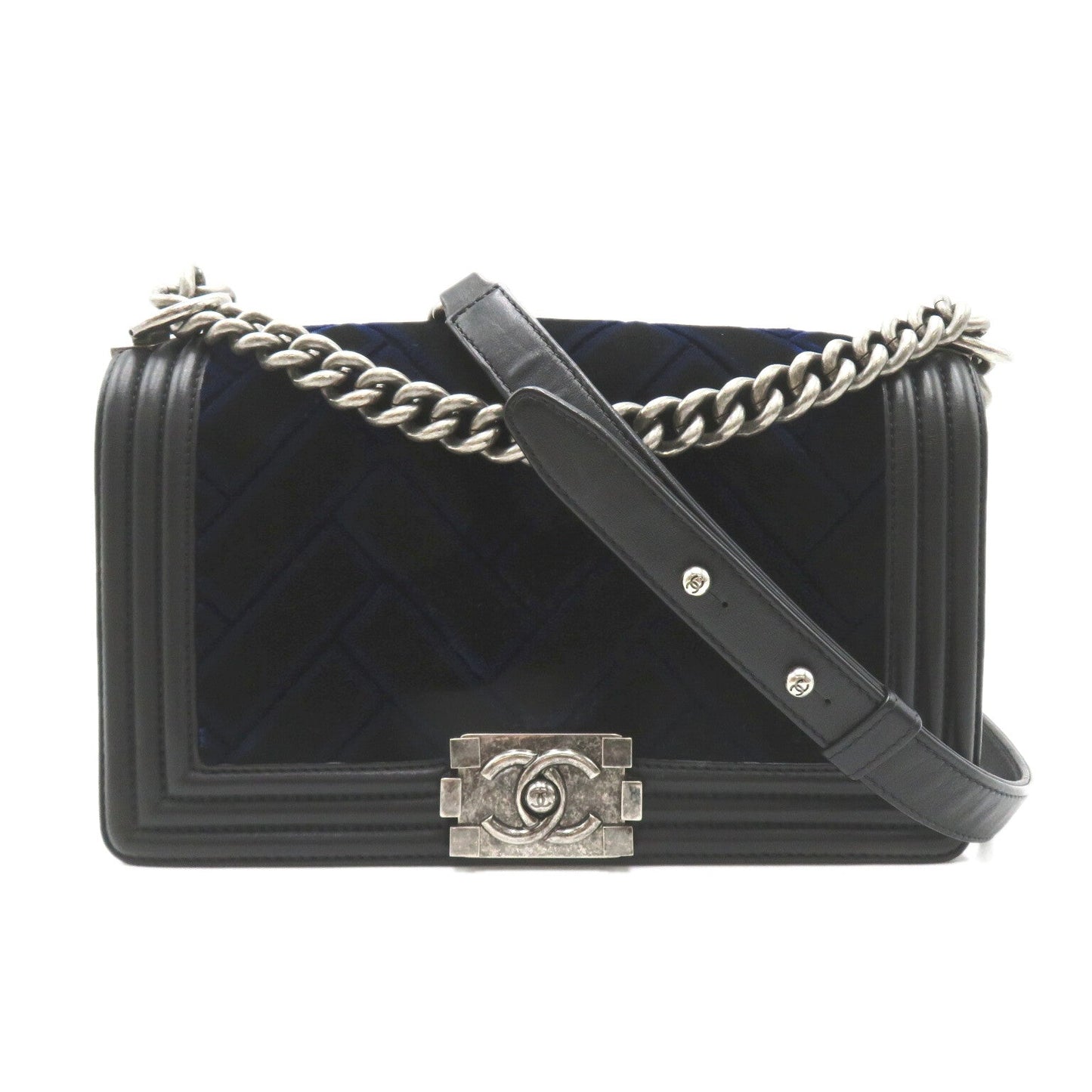 Chanel Boy Chain Shoulder Bag Leather Shoulder Bag 23195690 in New Condition