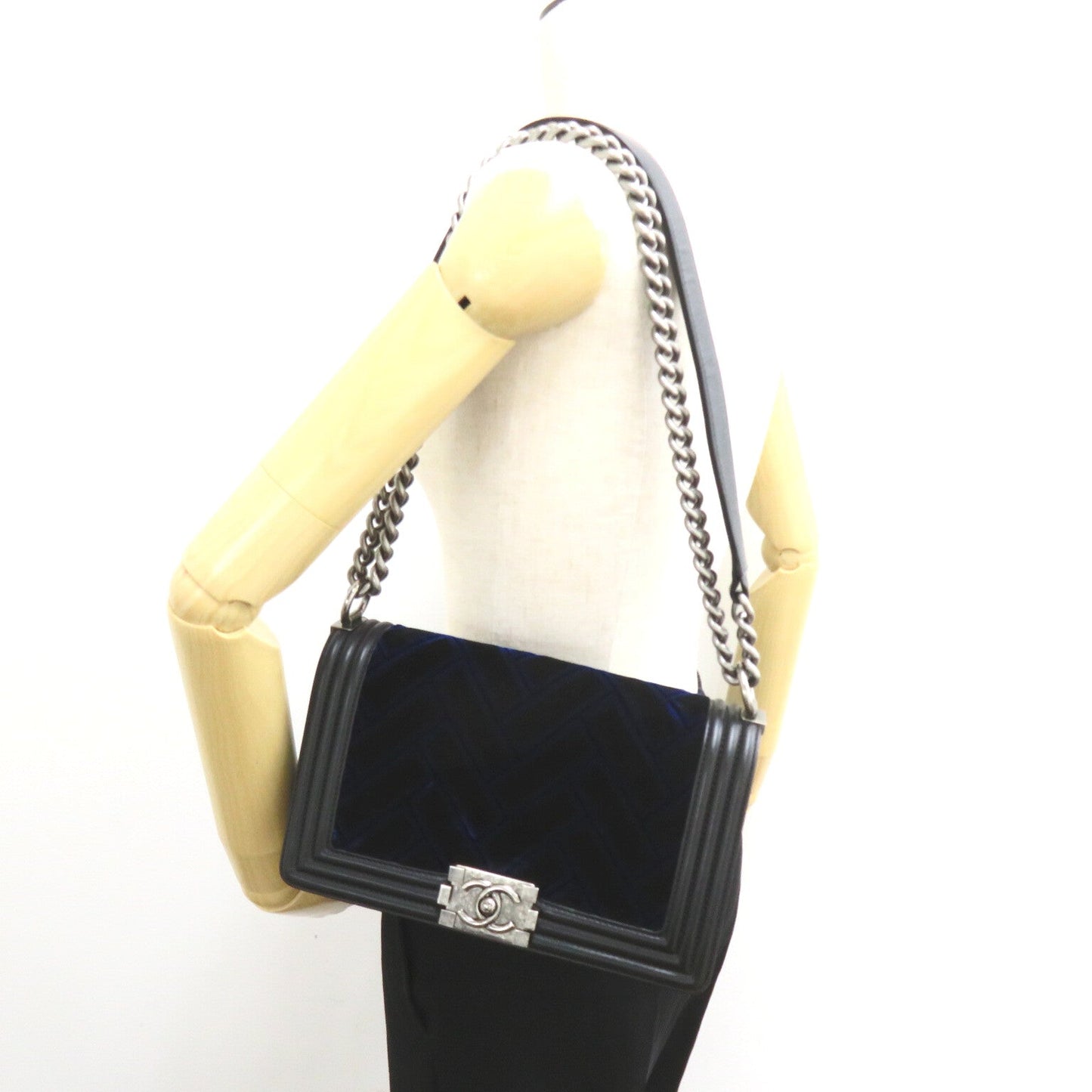 Chanel Boy Chain Shoulder Bag Leather Shoulder Bag 23195690 in New Condition