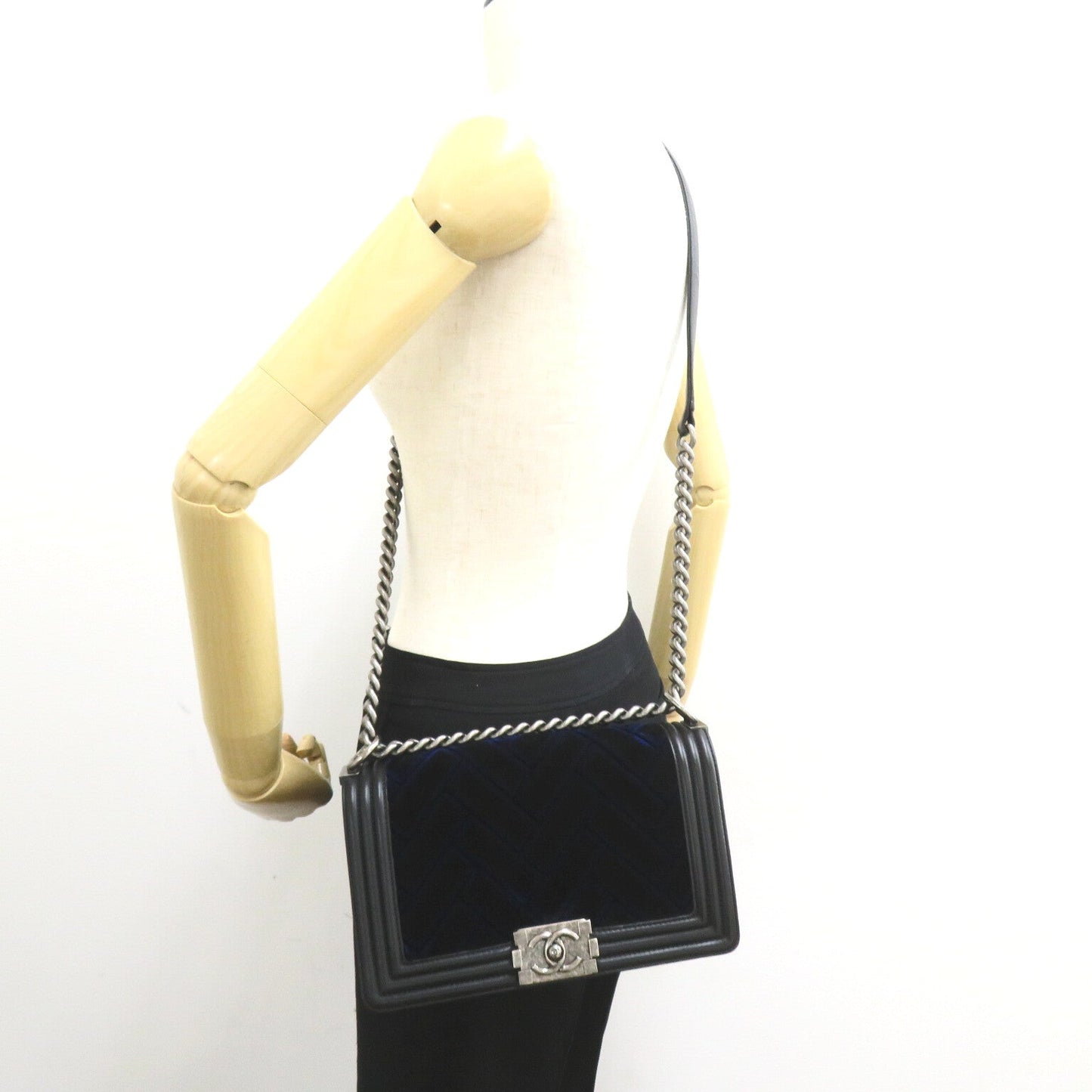 Chanel Boy Chain Shoulder Bag Leather Shoulder Bag 23195690 in New Condition