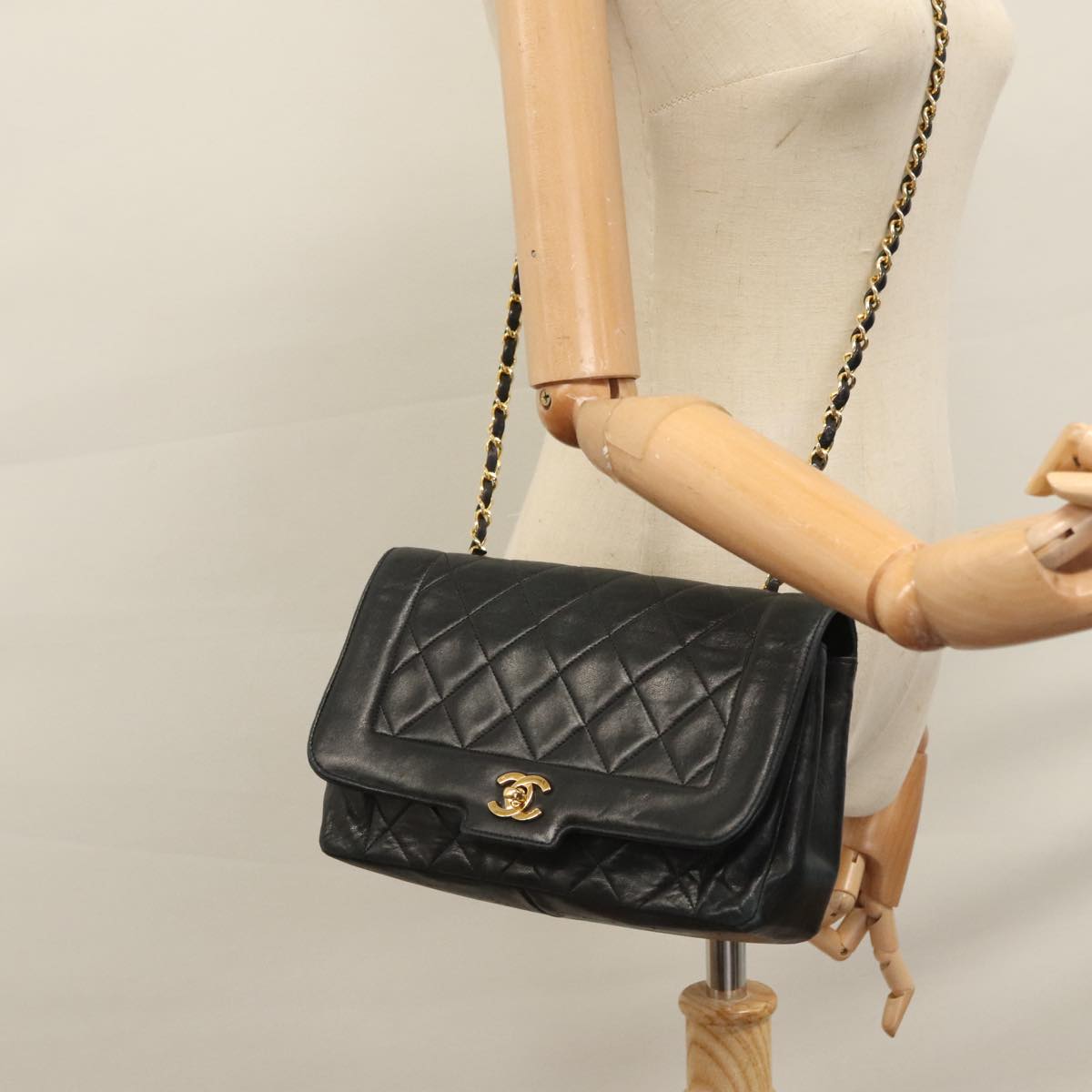 CHANEL Matelasse Turn Lock Chain Shoulder Bag Lamb Skin Black CC 99218