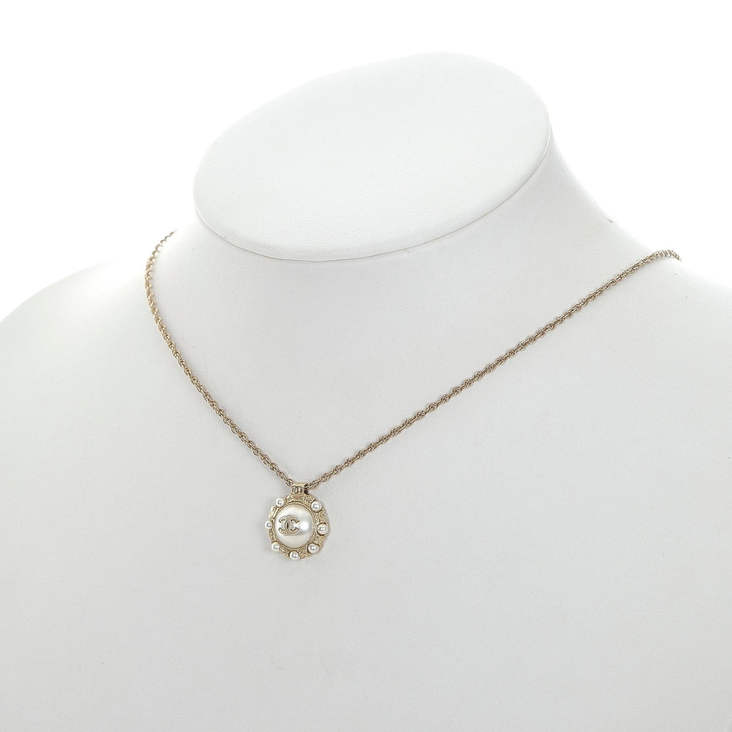 Chanel CC Faux Pearl Pendant Necklace (SHG-2Vs4gs)