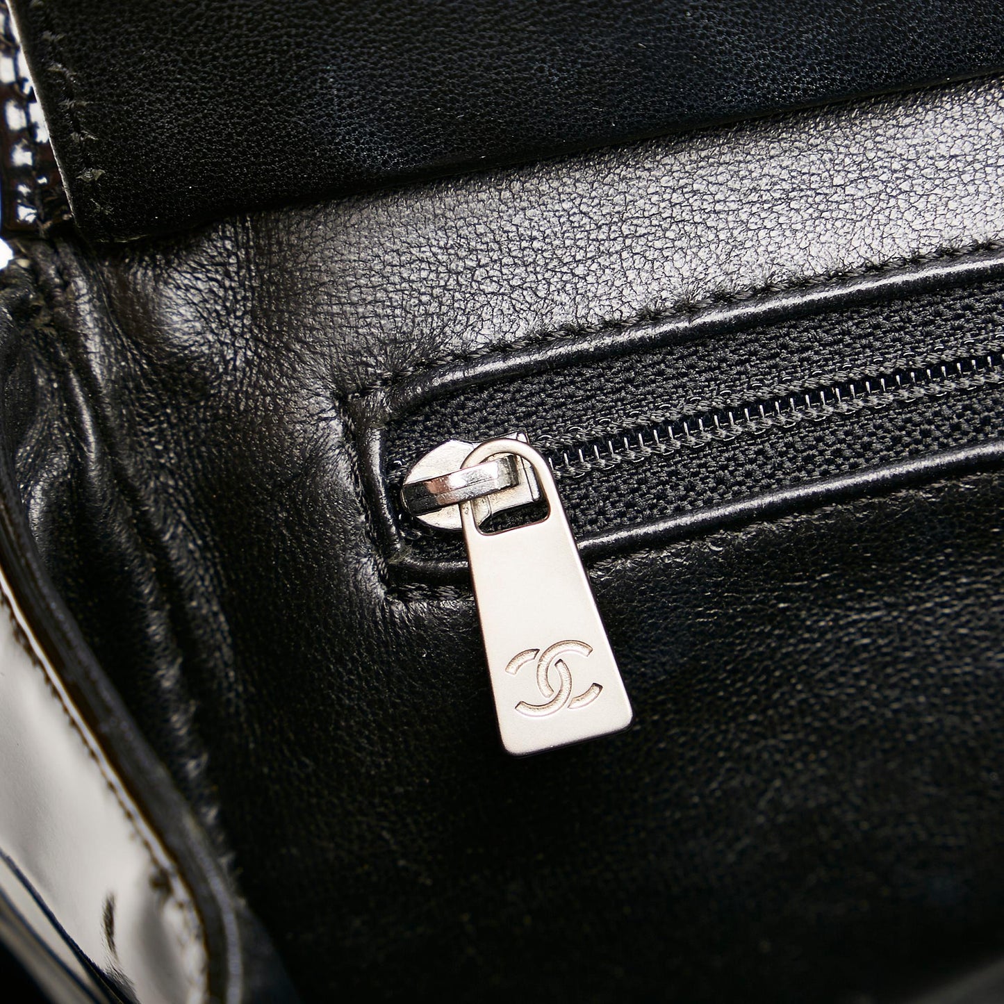 Chanel CC Matelasse Patent Leather Handbag (SHG-31017)