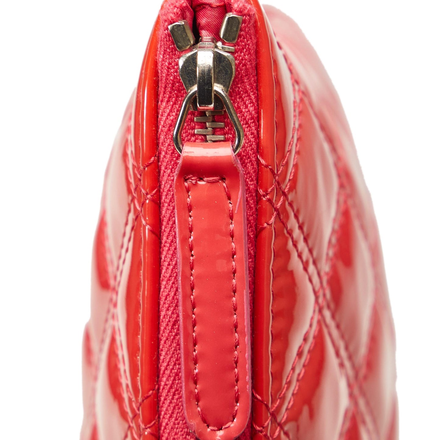 Chanel CC Quilted Patent Leather O Case (SHG-b3vxmg)
