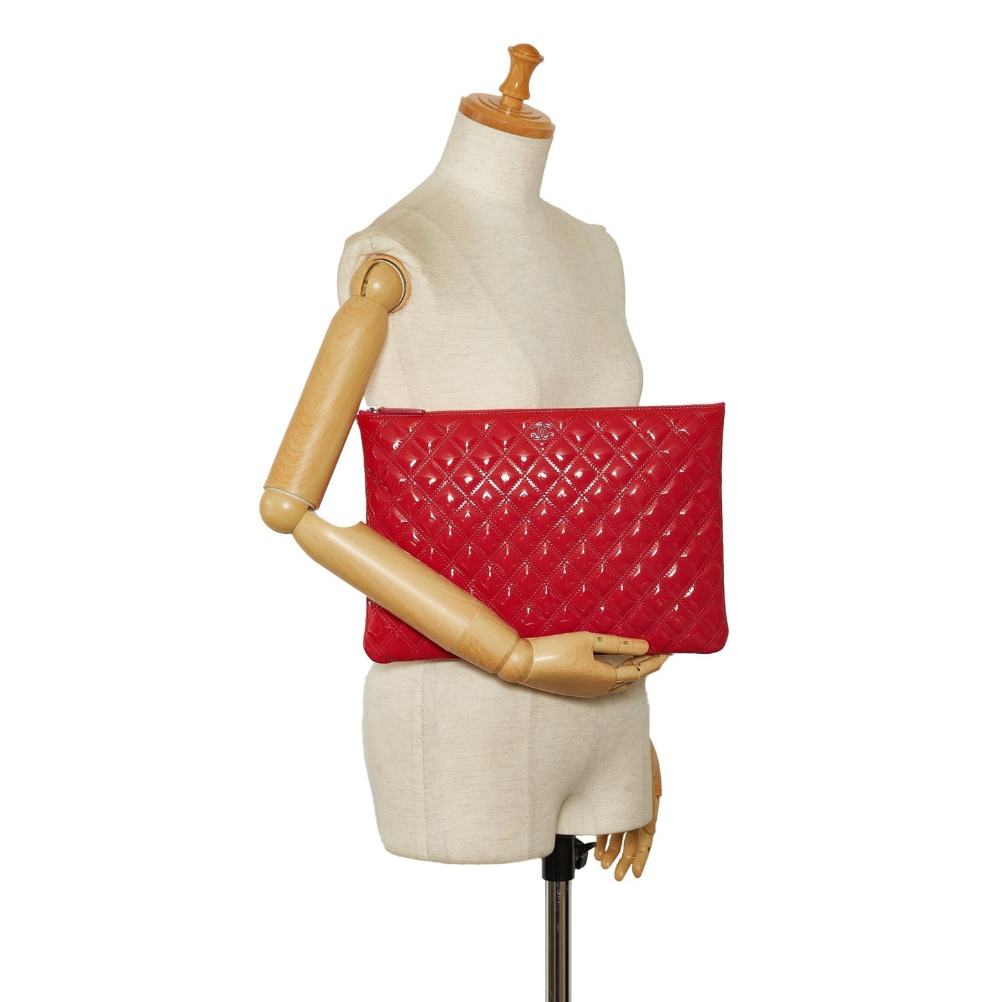 Chanel CC Quilted Patent Leather O Case (SHG-b3vxmg)