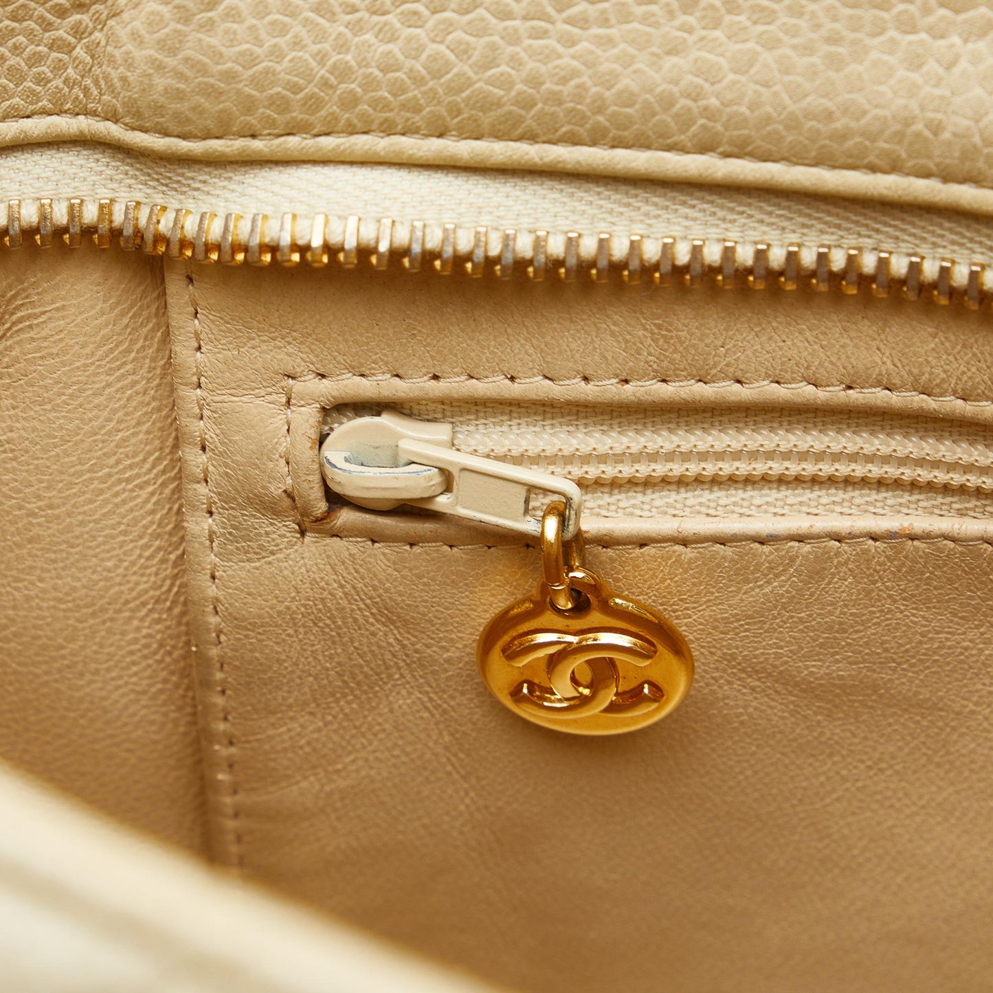 Chanel Caviar Medallion Tote (SHG-QFus9i)