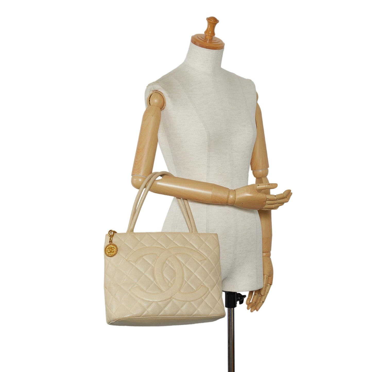 Chanel Caviar Medallion Tote (SHG-QFus9i)