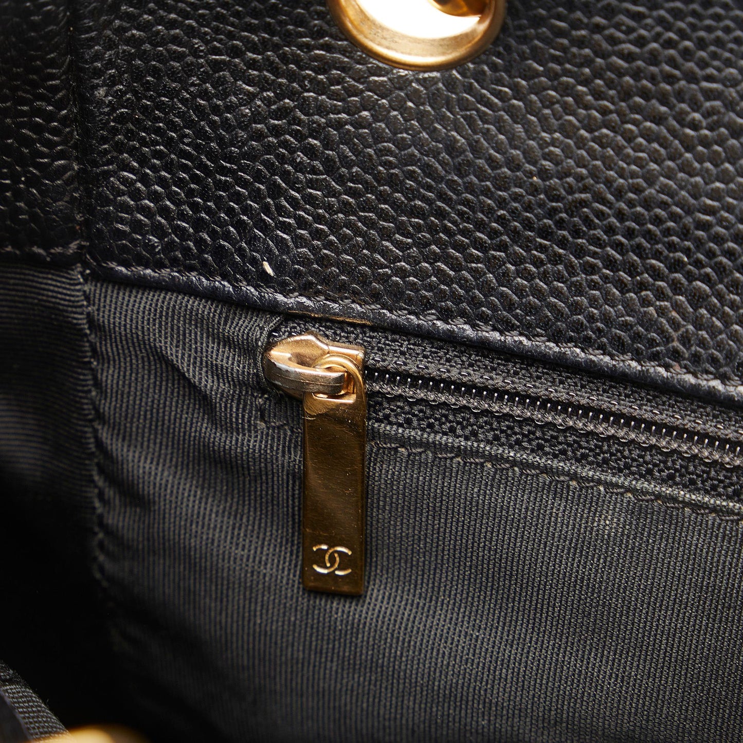 Chanel Caviar Petite Shopping Tote (SHG-ivSuzo)