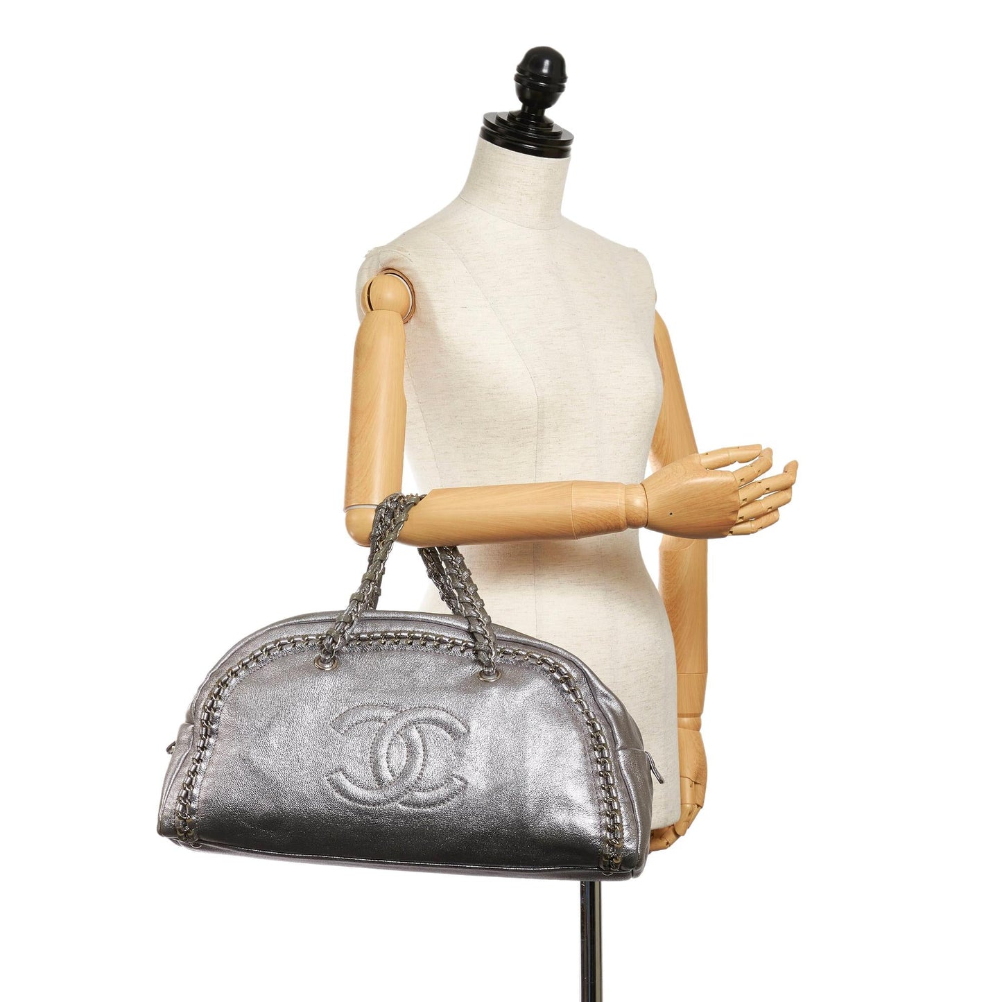 Chanel Luxe Ligne Leather Handbag (SHG-32626)