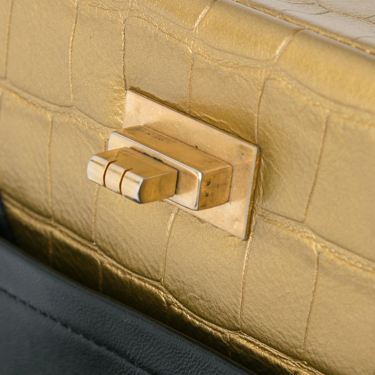 Chanel Medium Croc Embossed Lambskin 2.55 Reissue Double Flap Bag (SHG-JzyULz)