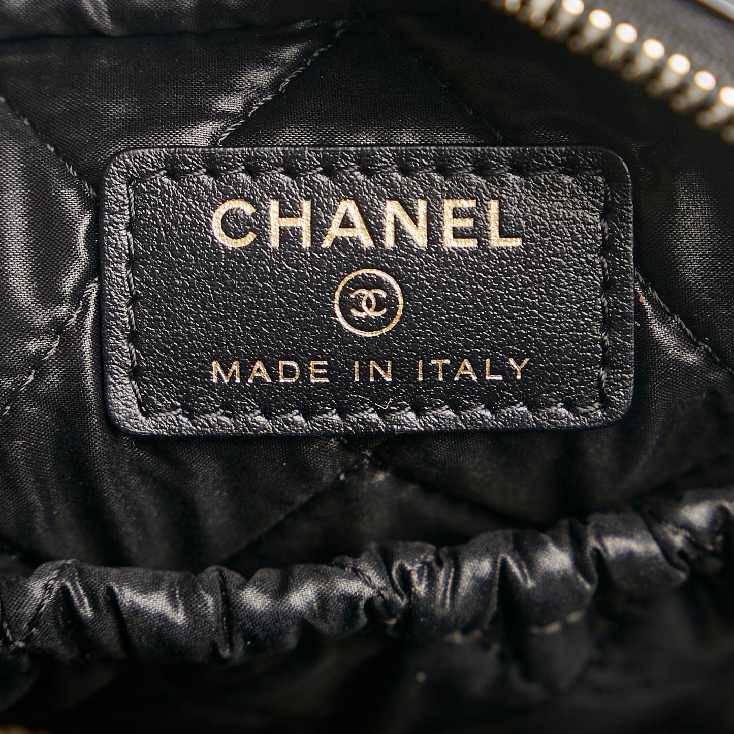 Chanel Medium Curvy Cosmetic Pouch (SHG-rMKslc)