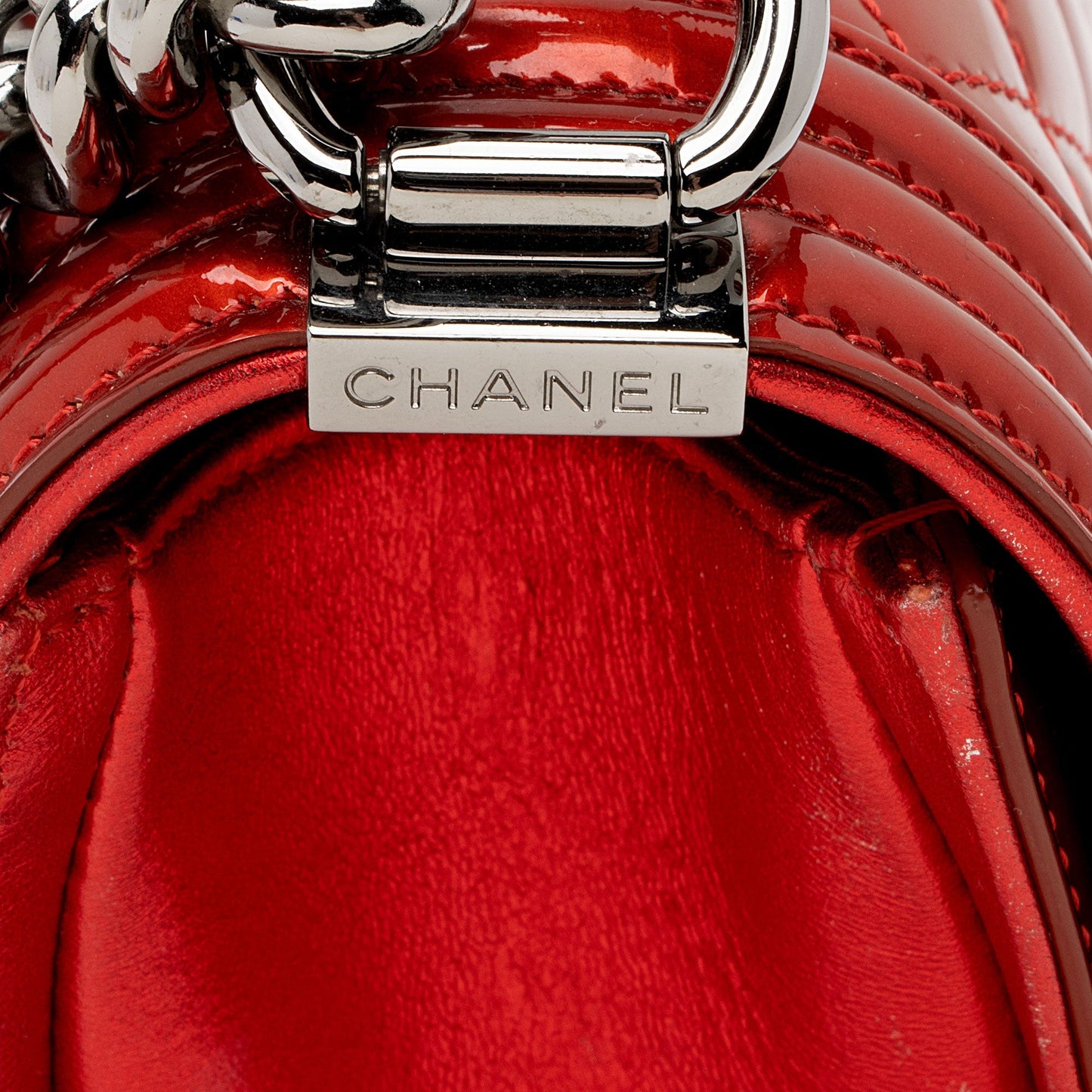 Chanel Metallic Patent Leather Old Medium Boy Bag (SHF-Gxw2JA)