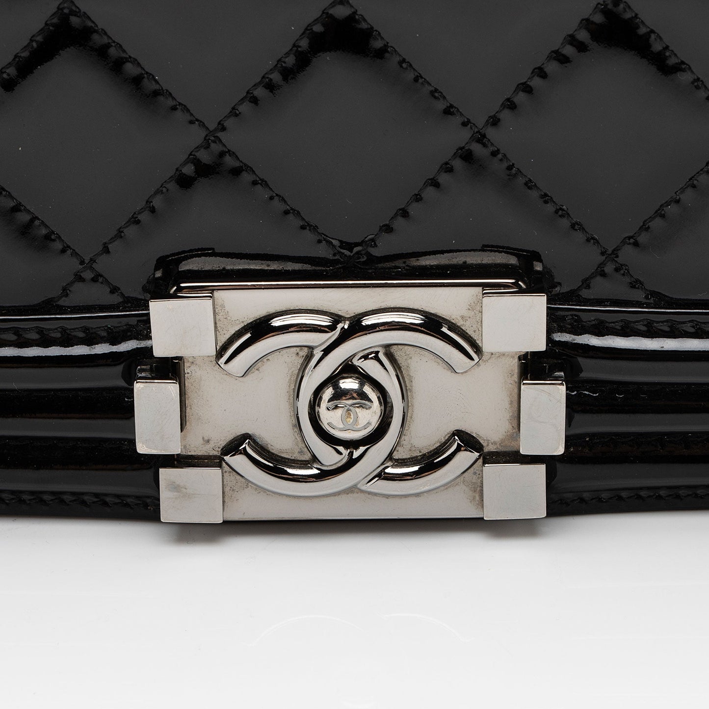 Chanel Patent Leather Chevron New Medium Boy Bag (SHF-jPhBdY)