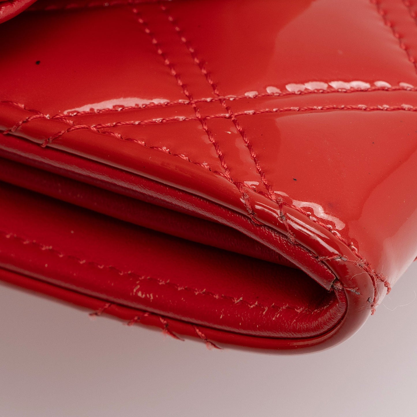 Chanel Patent Leather Diamond Stitch Flap Wallet (SHF-Ql4n4i)