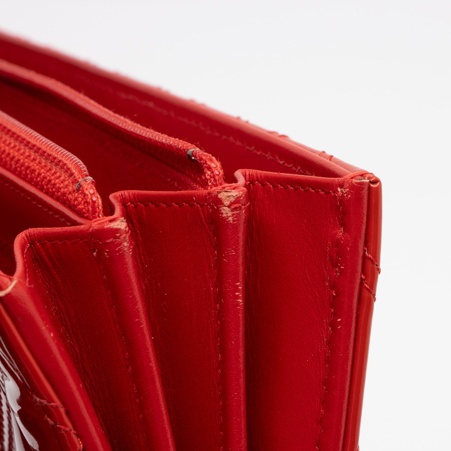Chanel Patent Leather Diamond Stitch Flap Wallet (SHF-Ql4n4i)